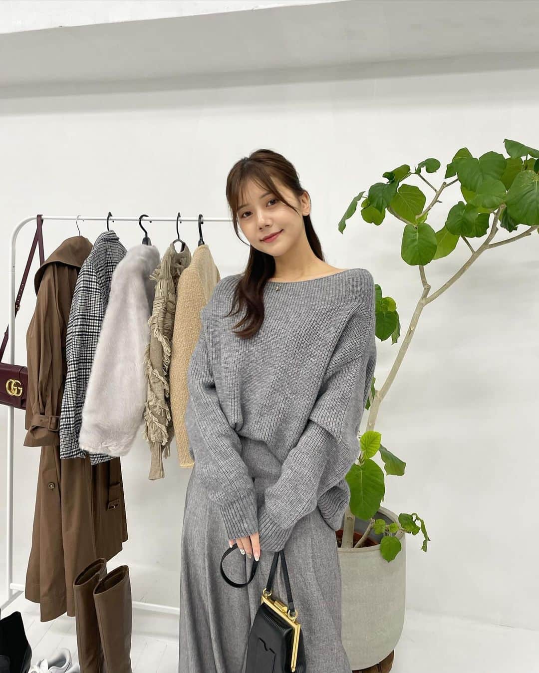 今井美桜のインスタグラム：「🩶 最近のお気に入りカラーはグレー オフショルにもできる可愛いニット🧶 パンツもグレーで合わせてみた☺︎  #pr #naturalbeautybasic #nbb #jillstuart  #ナチュラルビューティーベーシック #秋服  #グレーコーデ #ニット #ワントーンコーデ」