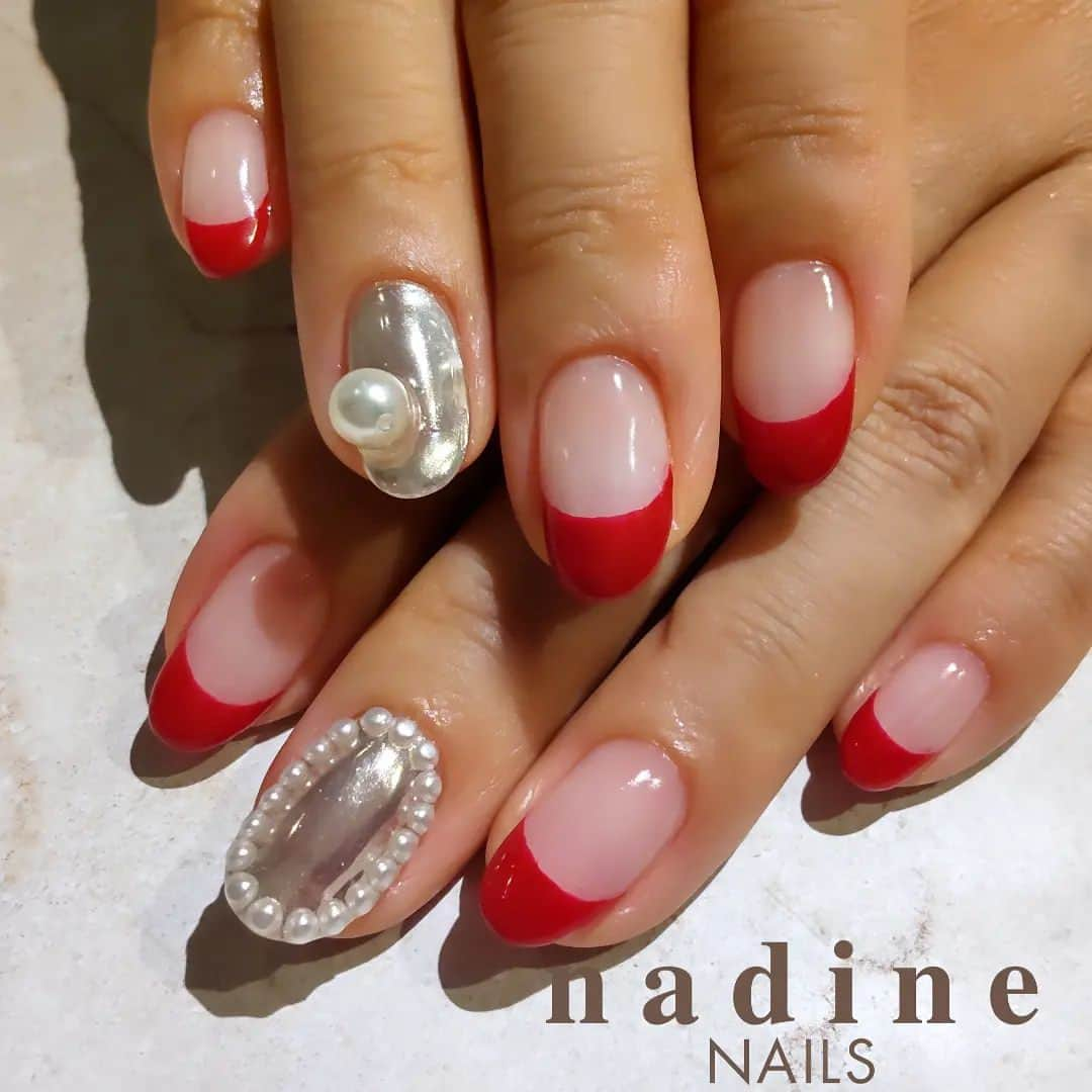 nadineNAILSのインスタグラム：「メタリックにパール♡  可愛いすぎます♥♥♥  #nailart #nailstagram #nails #art #instnailstyle # #japanstyle  #originalnails #gold#silver#美甲 #gelnails #gel甲 #ニュアンスネイル#girlsfashion #ミラーネイル  #clearnails #フレンチネイル#リングネイル #ワンホンネイル#pedicure #パールデザイン #秋色ネイル#マグネットネイル#グラデーションネイル#韓国ネイル#水玉ネイル#ツイードネイル#クリアネイル#赤フレンチネイル  nailsheet @lavankomono」