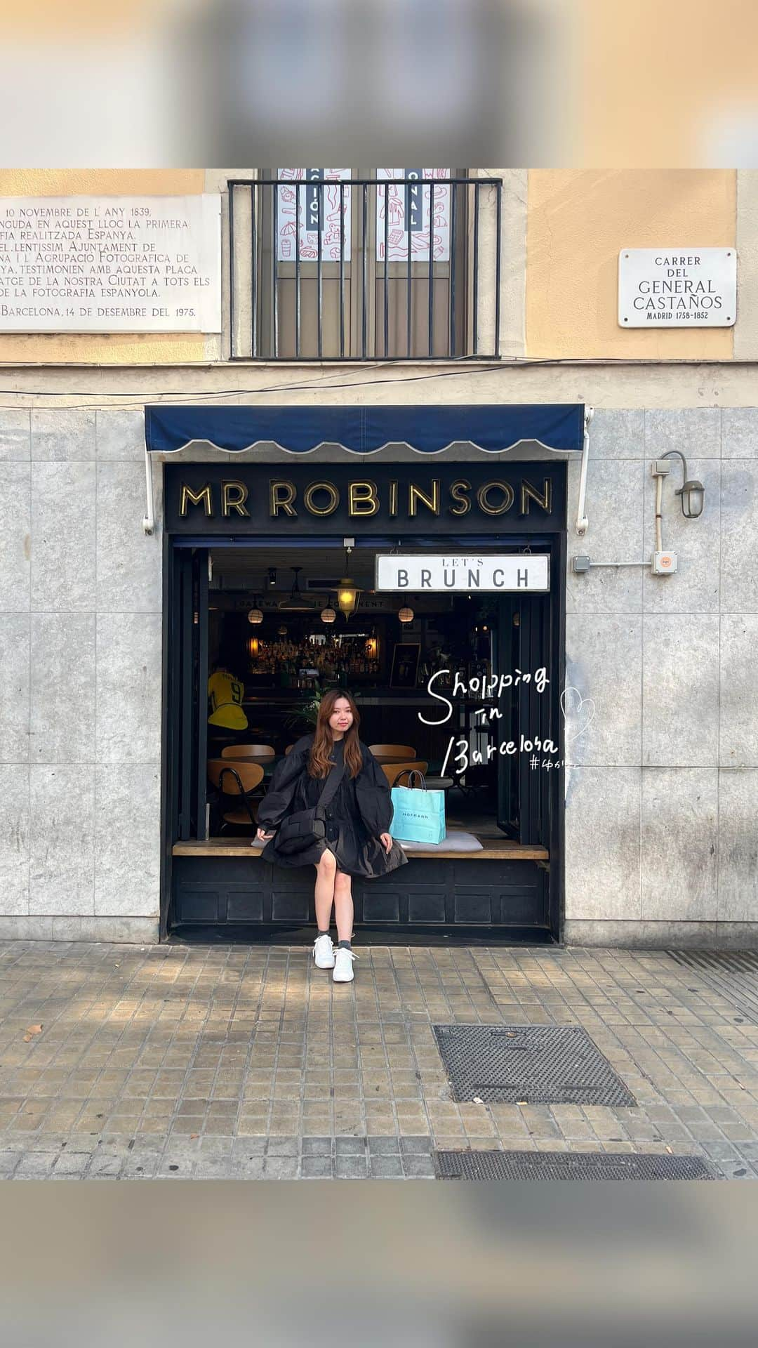 endoyukako のインスタグラム：「おにゅー👜💓💓💓💓💓 . コロナ以降久々の海外✈️ スペイン バルセロナへ行ってきました。 . . ご飯がとにかく美味しい！！！！！ 朝から沢山お酒飲める！！！！笑 建築物が美しいものだらけ！ 人もとても親切！ 思ったより物価高くない！ という感じで ものすごーーーーーーく 大好きな土地になりました🥹🩷 直行便は無いので パリから経由してGO パリまで14時間、 そこから2時間半くらい。 . . ヨーロッパは円安もあり 物価高いの覚悟してたけど (その次に行ったパリに比べるとかもだけど) そこまでホテルもレストランも高くなく？ バルセロナの場合は東京価格に近かった記憶。 あとやはりお買い物するなら 免税とかも考慮すると 日本より価格が抑えぎみなので 欲しいものがあれば比較してみて ショッピングを楽しむのも良いと思います。 . と、いうわけで ずーっと欲しかった  #ボッテガヴェネタ の  #パデッドテックカセット ナイロンボディバッグ を購入。 軽くて合わせやすくて そこそこ荷物も入るので すごーーーくお気に入り。 日本で買うより 6万円くらいお得に買えました︎‪🫶🏻❤️‍🔥 ちなみに、免税手続きも 空港の機械でやるだけだから 全然難しくないですよ。 . . . 絶対に来年もまたヨーロッパ行きたい💓 . .  #ゆかフェ海外旅行  ============ 𝗉𝗅𝖾𝖺𝗌𝖾 𝖿𝗈𝗅𝗅𝗈𝗐 𝗆𝖾 @123kirin  お酒・おでかけ情報中心に 毎日21時頃更新してます♥ ============  .  #購入品紹介 #購入品記録 #購入品レポ #購入品レビュー#  #おしゃれさんと繋がりたい #誕生日プレゼント#くりすますぷれぜんと #淡色女子と繋がりたい #おしゃれな人と繋がりたい #ハイブランド  #開封の儀  #開封レビュー  #バースデーサプライズ#bottegaveneta  #ミニパデッドテックカセット #バルセロナ旅行  #バルセロナ観光  #スペイン旅行  #スペイン  #ボッテガヴェネタバッグ  #ボッテガバッグ」