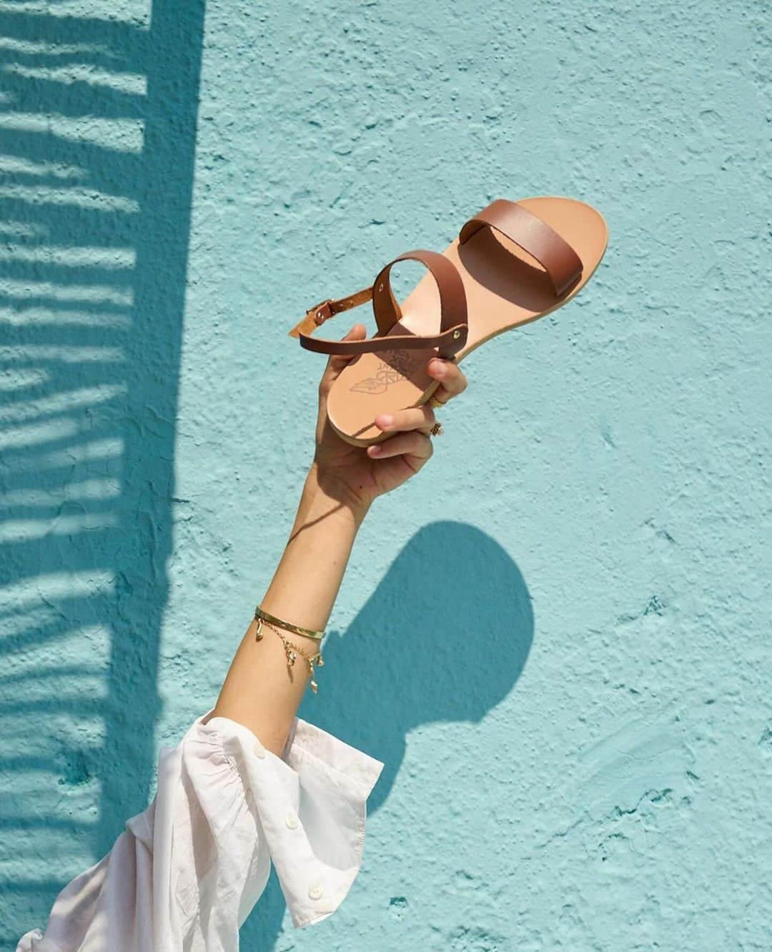 アンシャングリークのインスタグラム：「Our Dinami sandal is perfect for giving you a dynamic look while wandering off the narrow alleys of Kastelorizo.  #ancientgreeksandals #ags #handmadeingreece #sandals #greece」