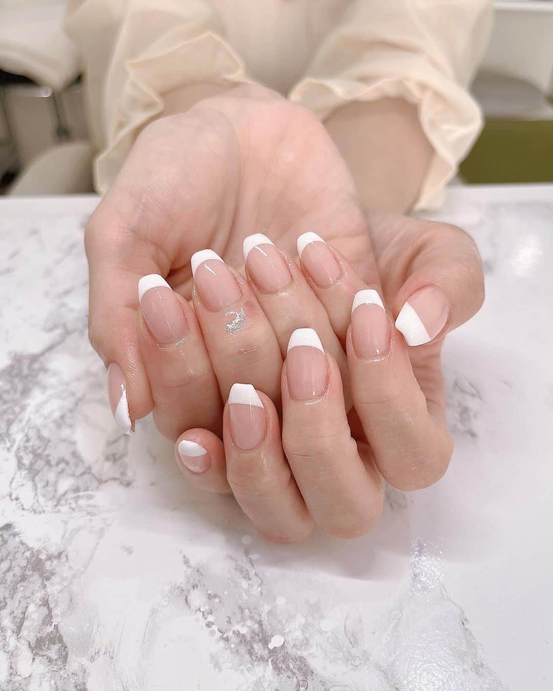 AriizumiEmaのインスタグラム：「New nail💐 久しぶりにフレンチネイルに。  乾燥が指の腹部分にすごく感じる様になってきたので、夜しっかり濃い目のハンドクリームを塗って寝ようと思います🥰  ・ #フレンチネイル#ジェルネイル#newnail」