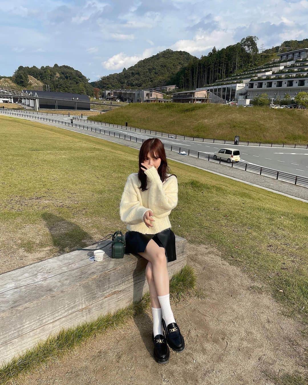 ムサシのインスタグラム：「お出掛けの秋🍁 ⁡ もっちりふあふあ〜な 今年大本命のニットを着て🦙♡ ⁡ ⁡ #Ermé #celine #delvaux #uniqlo #vison #outfit #ootd #cardigan #ニットカーディガン #秋冬コーデ」
