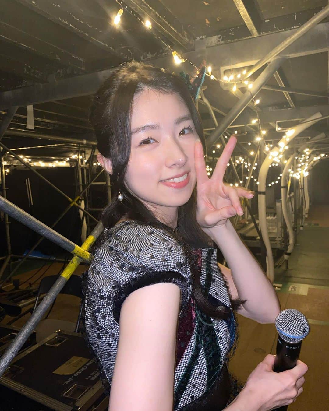 岩立沙穂さんのインスタグラム写真 - (岩立沙穂Instagram)「武道館コンサートの思い出写真✌️  写真だとほぼピースしてるけど、 じゃんけん大会はパーで優勝しました！  チャンスの順番っていつ聴いても素敵な曲ですよね。  日本武道館でセンターで歌うことができて、そこから見られた景色が本当に綺麗でした🪄 沢山の応援ありがとうございました🤗  . . #AKB48武道館 #日本武道館 #じゃんけん大会 #トロフィー」10月25日 21時35分 - saho_iwatate104