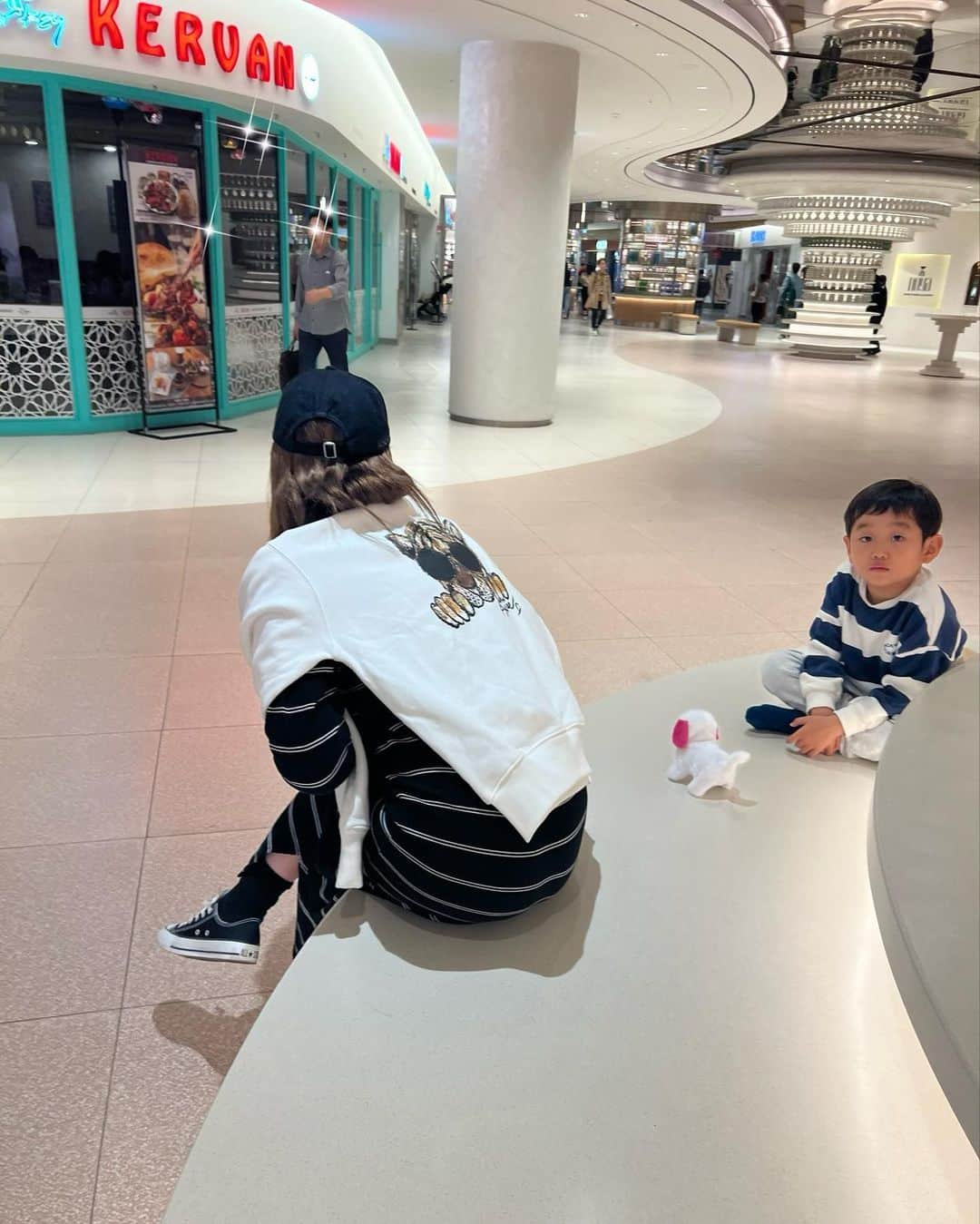rinのインスタグラム：「⁡ ⁡ ⁡ 今回の出張は1人じゃなく秋休みのかんちゃんと 👨🏽も一緒に💛 ⁡ いつも1人渡韓だから久々嬉しい😍 ⁡ 仕事の時は👨🏽が水族館や遊園地へ連れてって くれててかんちゃんも楽しんでて良かった😍 ⁡ 👨🏽から写真来たらそのまま かんちゃんFun( @glowplus__okao )に 転送のシステム笑 ⁡ 韓国の友達にも会えて毎日充実‼︎ ⁡ 化粧道具を一式忘れた私は顔面終了のお知らせ🥹 とりあえずリップだけ鞄入れてたから良かった👄 ⁡ 🐯ちゃんの存在感がすき💛 ご予約は23:59まで〆　　@baybeeonline_ ⁡ ⁡ ⁡ ⁡ ⁡ ⁡ ⁡ ⁡ #baybeeonline##glowplus#kidswear#tigersweat#kids#キッズウェア#キッズ#子供服#おやこーで#親子コーデ#5歳8ヶ月#5歳」