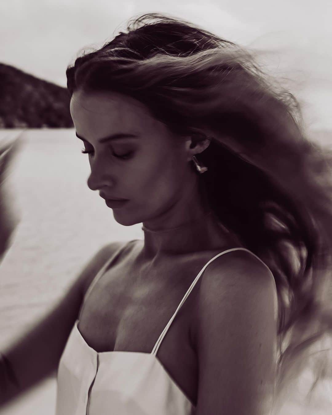 ビクトリアのインスタグラム：「Honeymooning 🍯🌙」