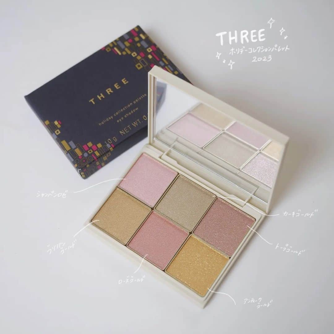 船山葵のインスタグラム：「発売を楽しみにしていた、THREEのクリスマスコスメ。ウィーンで活躍した画家 グスタフ・クリムトの代表作「接吻」は、華やかな金箔を用いて表現された絵画。その要素を、ゴールドパールで表現したようなコスメ。✨  わたしが買ったのは、アイシャドウパレット。実物を見ると全体的にちょっとくすんだ色合いかな？と思ったけれど、肌になじませると、いい意味でゴールドパールが入っているおかげか、くすみは強くない。    パッケージは白を基調としていて。まるで大理石のような、おしゃれなかんじ。     個人的には、数色組み合わせるよりも、1色1色で仕上げていく方が好みだった…！  #THREE ホリデーコレクション パレット 2023    手肌にスウォッチした色は、2回重ね塗りしています。 1回塗るだけだと、とても淡い発色🕊️  左上から時計回りに、    シャンパンロゼ …きらめきを繊細なゴールド＆シルバーパール入り。温もりのあるレッド＆ゴールドパールで表現。アイシャドウだけじゃなくて、ハイライトとしても使える色    カーキゴールド …ほのかにコッパーを忍ばせたカーキ。ゴールドパール入り    …トープゴールド トープとゴールドがミックス。高い輝度のガラスパール入り。    ブリリアントゴールド …いろんな大きさのラメ、パール、グリッターが入っていて、全色の中では1番ゴージャスな印象に。    ローズゴールド …ローズカラー。ゴールドとブルーのパールも入っていて、いい意味で甘さが抑えられる。    アンティークゴールド …輝度の高いゴールド。ブラックとゴールドのパール。そしてコッパーやグリーンも含んだ、深みのある色です  個人的に好きな色は、カーキゴールド、アンティークゴールド。  ぜひ参考にしてください〜  #threeクリスマスコスメ#threeホリデーコレクションパレット2023#アイシャドウ#コスメ#クリスマスコスメ @threecosmetics」