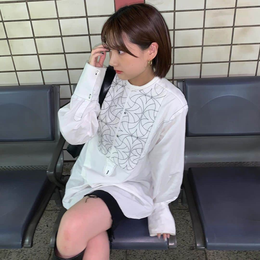櫻井紗季のインスタグラム：「雨の日のロングブーツ☔ 最近は天気良くてうれしい~ って書いていたら突然の雷雨です😳 帰宅途中の方大丈夫ですか..！  #秋コーデ #ロングブーツ  #ハーフパンツ #todayful  #ボブ女子 #ショートカット女子」