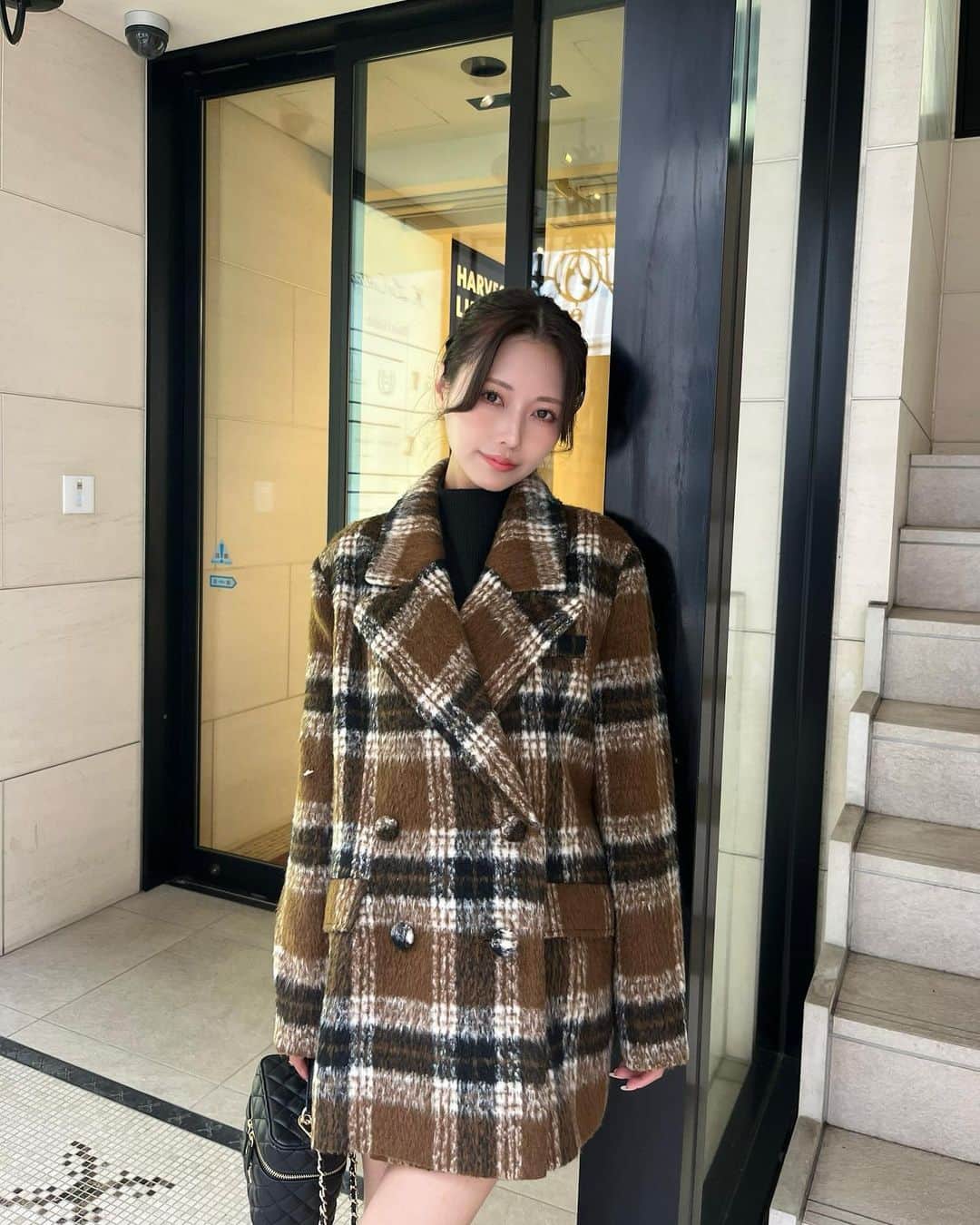 倉田夏希のインスタグラム：「♡  お気に入りのアウターが発売されたよ🫶🏻✨  今回のアウターシリーズはどれも可愛いんだけど このチェックのコートが色味もシルエットもドツボでした❤️  みなさんはどのコートを選びましたか〜♡？  #Darich #ダーリッチ #コーディネート #大人ガーリー  #骨格ナチュラル #イエベ秋 #コーディネート #coordinate #骨格ナチュラルコーデ  #fashion #ootd #outfit」