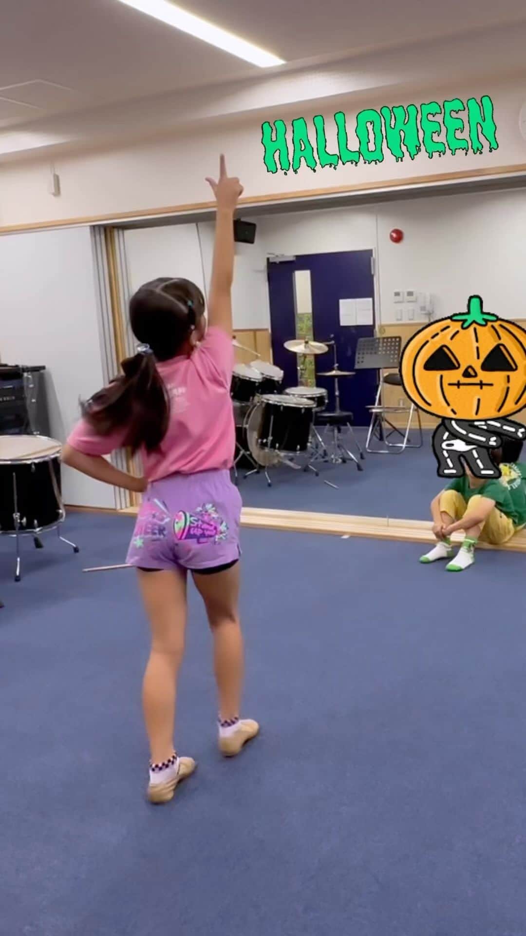ochikeronのインスタグラム：「My daughter is practicing Zombie de Dance for Halloween! Do you know the song? A collaborative song with Ado and Universal Studios Japan 🎃 I know I am editing something unnecessary. Next cooking video coming 🔜 @ochikeron #ゾンビデダンス #zombiededance #zombie #dance」