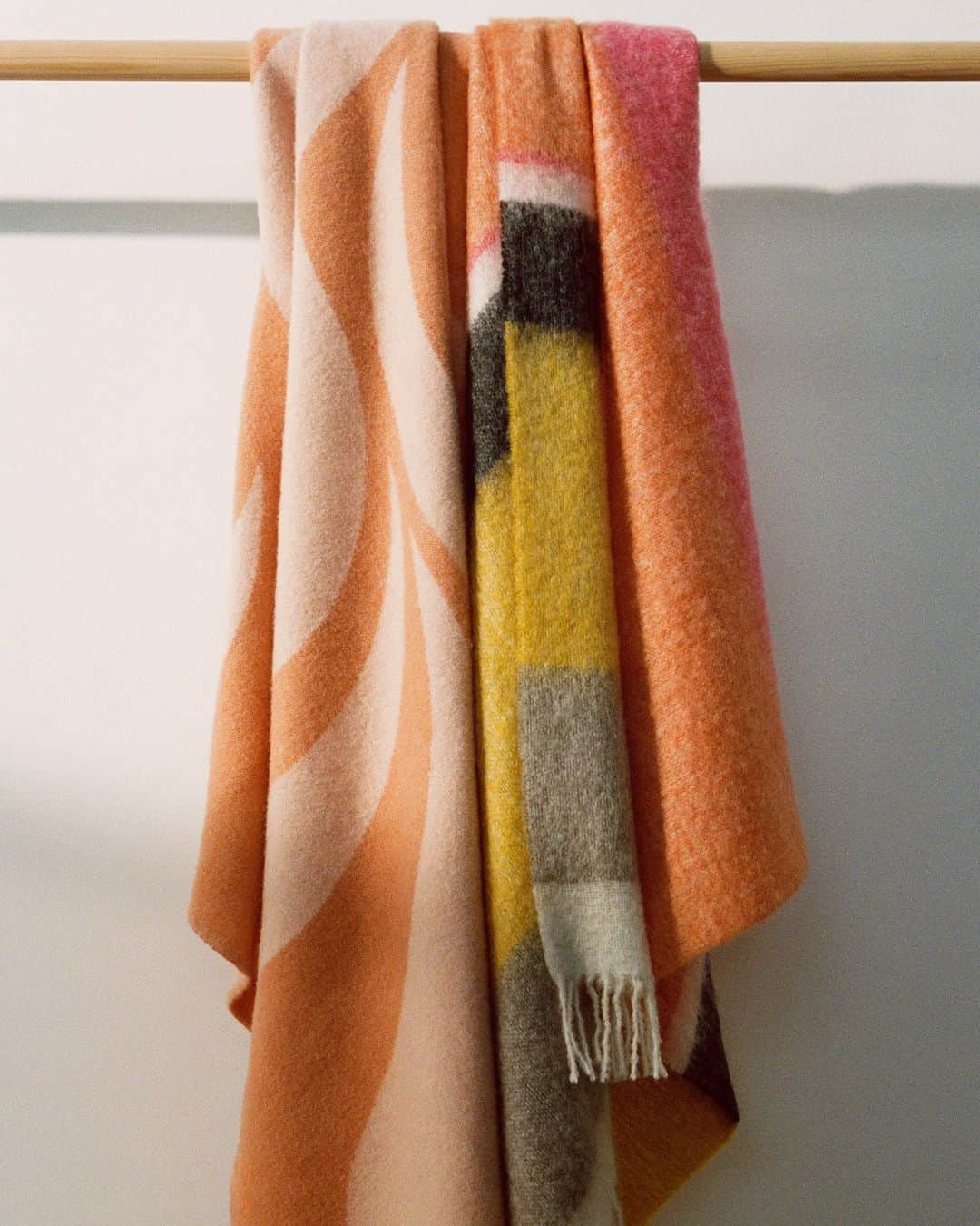 ARKETのインスタグラム：「Explore ARKET's selection of warming wool blankets: link in bio. - #ARKET」
