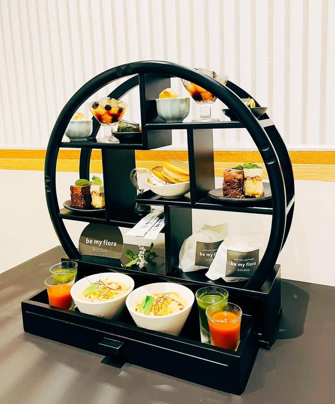 のインスタグラム：「･ ずっと行ってみたかった @bemyflora_kitchen 🍚 ･ ･ ･ 絶対食べると決めていた健康的な定食をオーダー🍚 食べたあとにアフタヌーンティーもオーダー🍰🫖 ･ ･ こんなにたくさん食べきれないかなぁとか言っていたのに、 美味しすぎてペロリと光のようなスピードで完食😋笑 ･ ･ でもね、無添加でグルテンフリーな調味料や野菜、 使用する食材にとことんこだわっているお店と聞いていたので、 全く罪悪感なかったです🤭 ･ ･ 定食は昨日からの新メニューという サーモンのムニエル定食🐟🍚 ･ ･ アフタヌーンティーは見た目がとってもオシャレで 冷やし坦々麺やおにぎりのおかず系あり、 ぜんざいやケーキ、クッキーサンドなどの甘い系もあり🤤 野菜ジュースや個包装の酵素もついてきて、健康的🦊 ･ ･ ･ 絶対また行きたい🍚」