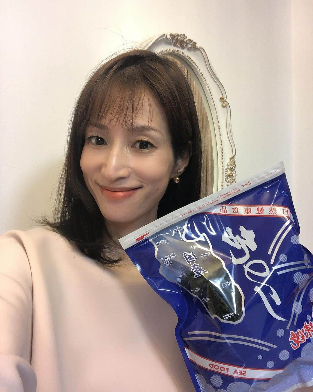 佐藤弥生のインスタグラム：「☀️ 今日は久しぶりのお休みでした🙌 同級生の麗ちゃんのサロンへ遊びに行ってきたよ♪ 柚子胡椒のお裾分けをしたら、お返しにフットバスしてくれました💗 ホッカホカになった😍ありがとう✨✨ 化粧品の界面活性剤や、添加物の話も色々聞けました♪ 勉強になるなぁ😃 それと 美味しい海苔を教えてもらったので買ってきちゃった💛😋  昼間は暖かかったのでお庭に🌿ラディッシュを植えました♪ 別名二十日大根！ 名前の通り、一ヶ月以内で収穫出来るとか✨ 上手く育ちます様に♪  お庭の端っこでは二季なり性のラズベリーが採れてます！ 今年は猛暑だったので、若干小粒ですが甘酸っぱくて美味しい😋 来年、我が家の庭に何を植えるかワクワクしてます♪ 勿論、食べ物しか植えないんだけどね😋🤣 朝晩冷えてきたので、体調管理気をつけ様ね🧡 #オフday #山内海苔 #地のり #美味しい海苔」