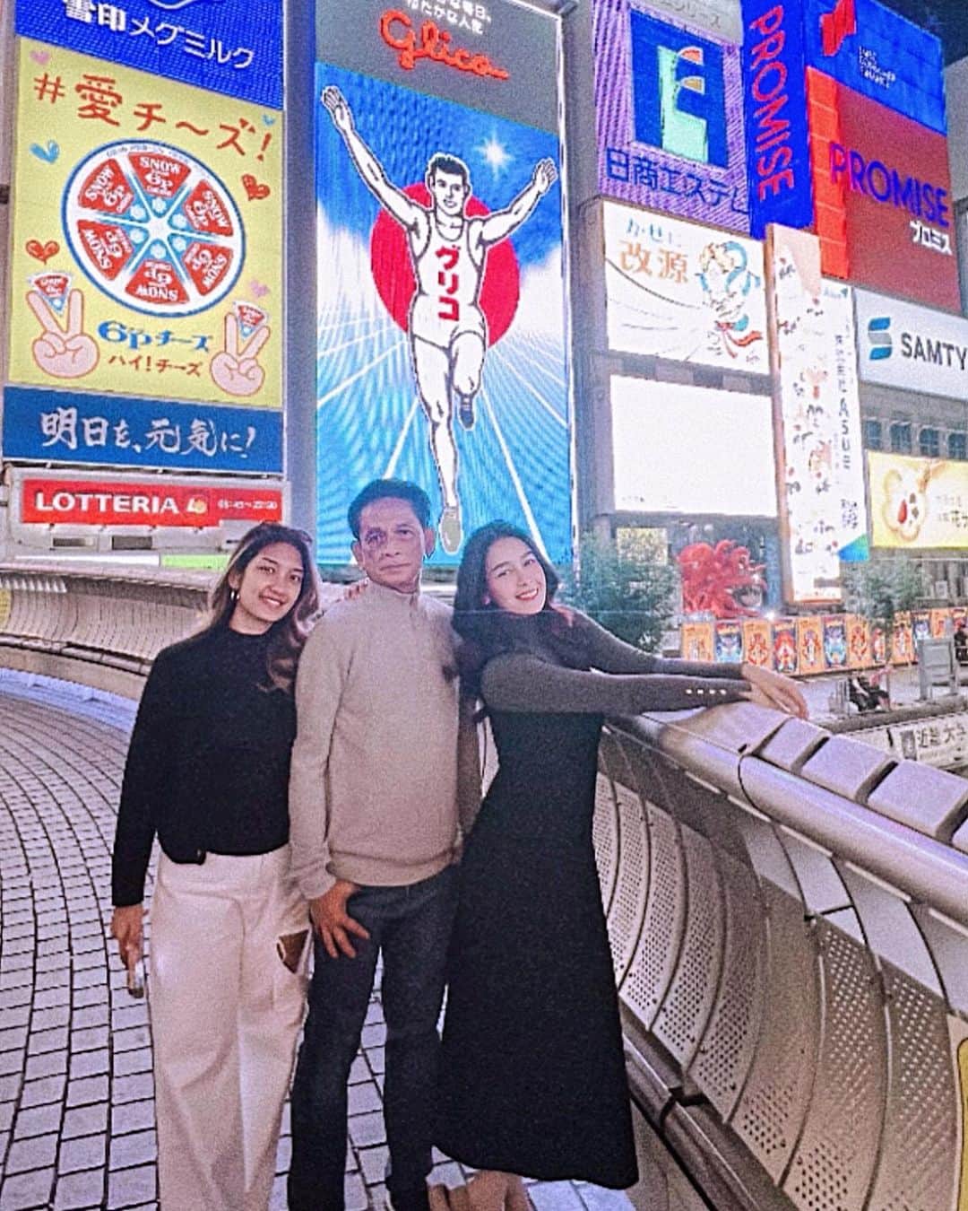 アミーナ・ピニットのインスタグラム：「🦀💴🎡🚆🍻🍦🍣🌜」