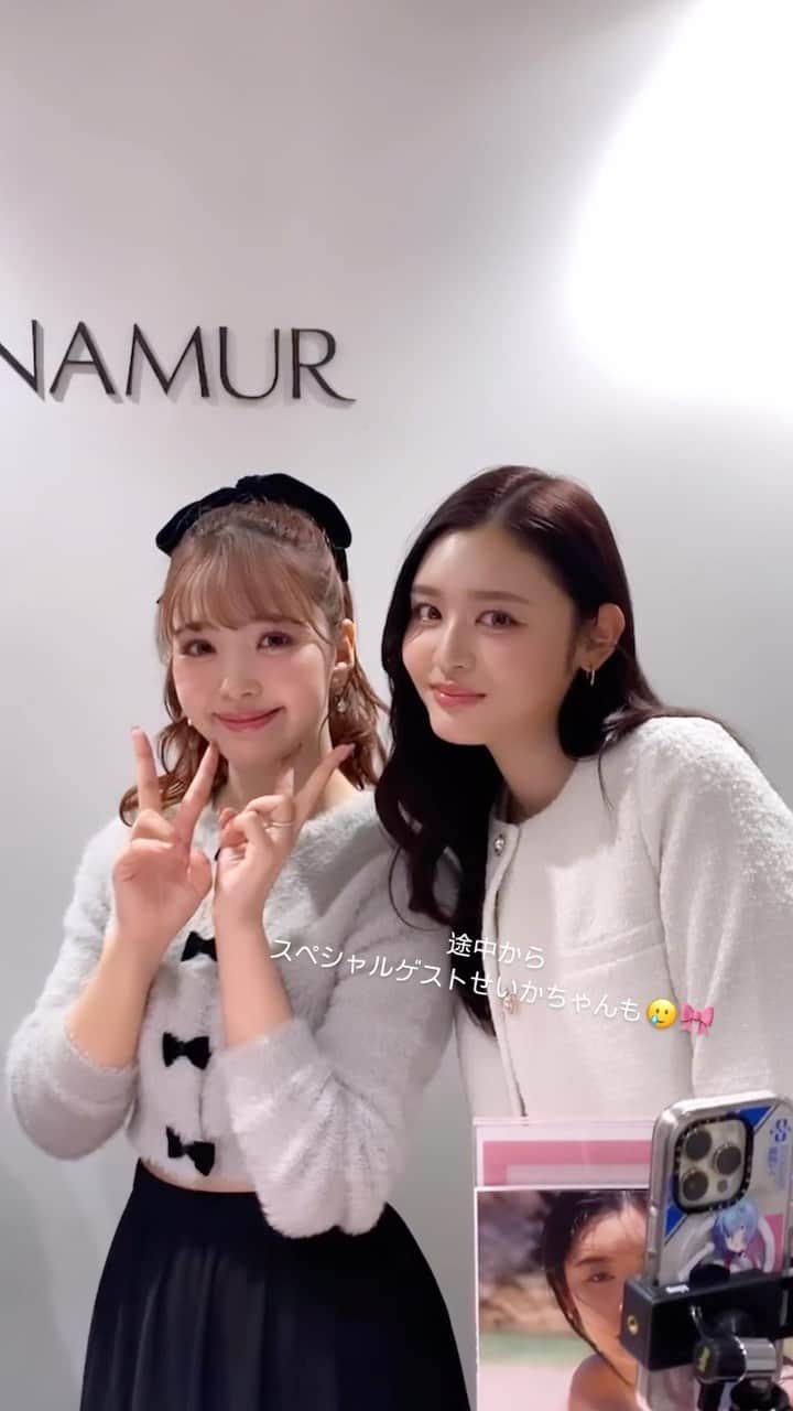 のインスタグラム：「本日も1日店長イベントで 新宿ルミネB1で開催中のカルナムールポップアップに 行ってきました🎀🎀  レジ開始直後から沢山のお客様に来ていただいて 本当に嬉しかったです🥲🥲時間内にレジ対応できなかった お客様もいて心苦しかったですが、また！！ いつかこんなイベントができるように頑張ります✨  今期のビジュアルにも参加してくれた @starandsummer ちゃん☺️ お店に来てくれてありがとう🌙✨✨」