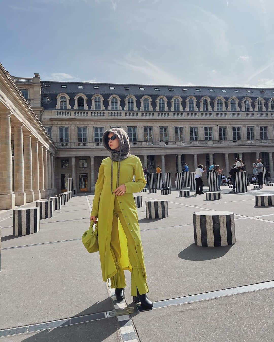 Julia Castroのインスタグラム：「green day💚  マレ地区に遊びに行った日は全身greenで歩き回りました🦖 一目惚れで買ったお洋服、せっかくならパリで着ようと思って着るのを楽しみにしてたの💚 . #palaisroyal  #pari #france  #lemarais  #フランス #パリ #パレロワイヤル #マレ地区 #julifashion」