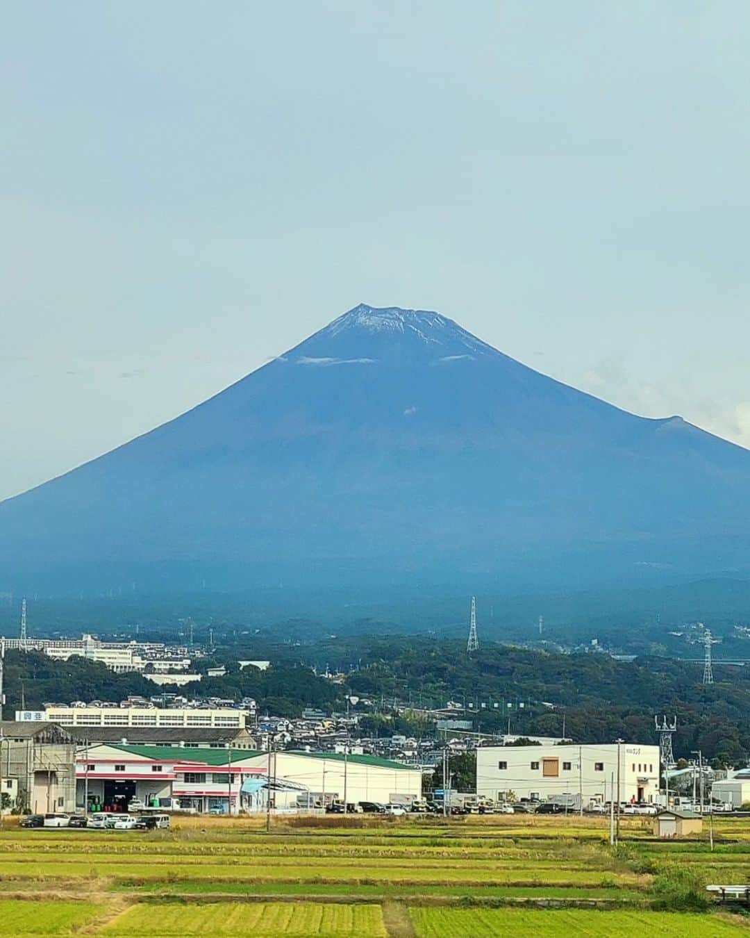 神取忍さんのインスタグラム写真 - (神取忍Instagram)「今日も 新幹線🚄から見る富士山は 違った姿なので、 毎回、楽しみだー! 今日も貴重な1日だったなぁ! 11月21日(火)井上貴子35周年イベントの 成功に向けて、 毎日をパワー全開で富士山の ようにどっしりと構えて進んで行こう!! 全カードは発表されたので お楽しみー(^^) #新幹線 #富士山 #35周年イベント #井上貴子  #神取忍  #プロレス」10月25日 21時32分 - shinobukandori