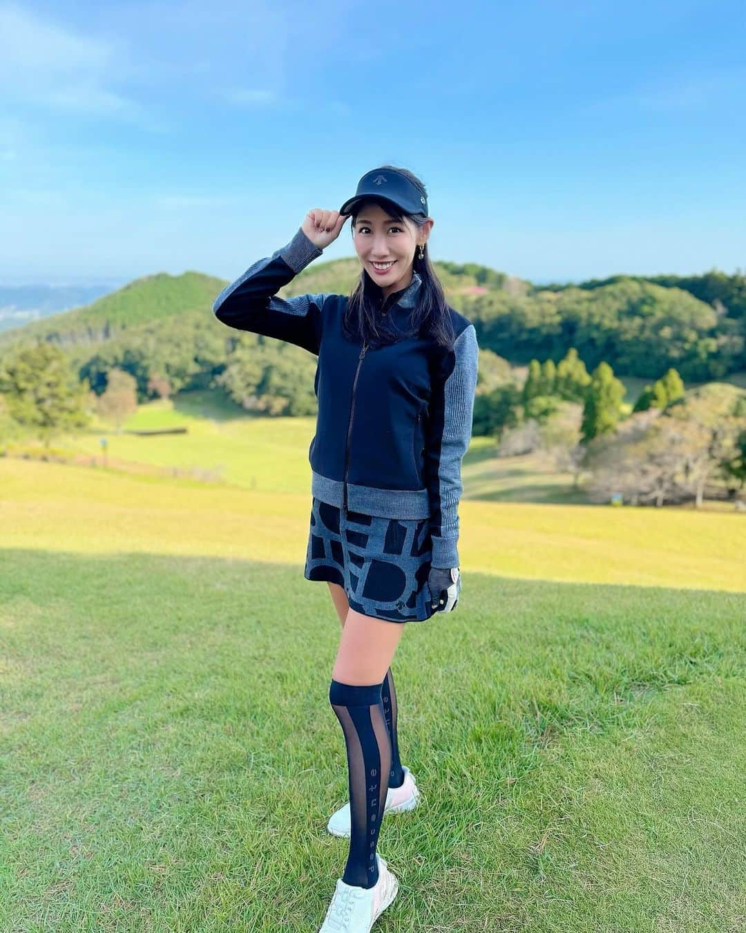 yurieのインスタグラム：「G-arc✌️ 楽しみにしてたこのラグジュアリーかつスポーティライン💎✨  このニットジャケット…  ✔️太陽光から熱を作って５℃の保温効果 ✔️摩擦で毛玉になりやすい場所には別の暖かい生地を使用 ✔️スイングを邪魔しない動作解析を取り入れたデザイン  まさにこんなウェアが欲しかった❗️ を叶えてくれた🥹🥹🥹  ヘビロテ確定✌️⛳️  @descentegolf.jp  @descentegolf_fans   #ゴルフ練習　#golf #golfswing #golffashion  #golfwear #golfoutfit #ゴルフ好き #ゴルフ初心者 #ゴルフ練習 #ゴルフ女子 #ゴルフ男子 #ゴルフ上手くなりたい #ゴルフ好きと繋がりたい#ゴルフウェアー  #ゴルフスイング #골프 #ゴルフコーデ #スポーツ女子 #ゴルフ旅 #高尔夫球 #กอล์ฟ  #ゴルフ旅行 #リゾートゴルフ　#descente #descentegolf #デサゴルファー　#pr」