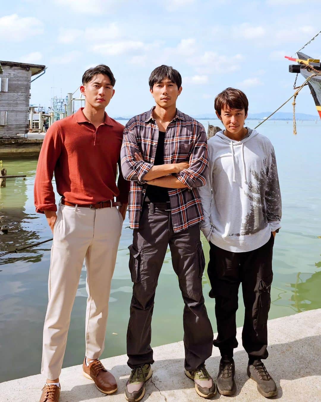 デスモンド・タンのインスタグラム：「Once inseparable, now worlds apart. 从小一起长大的我们，怎么会变成这样呢？兄弟真的是叫爽的吗？💔   #林木森 #六木 #何建志 #黄金条 #金色大道 #AllThatGlitters」