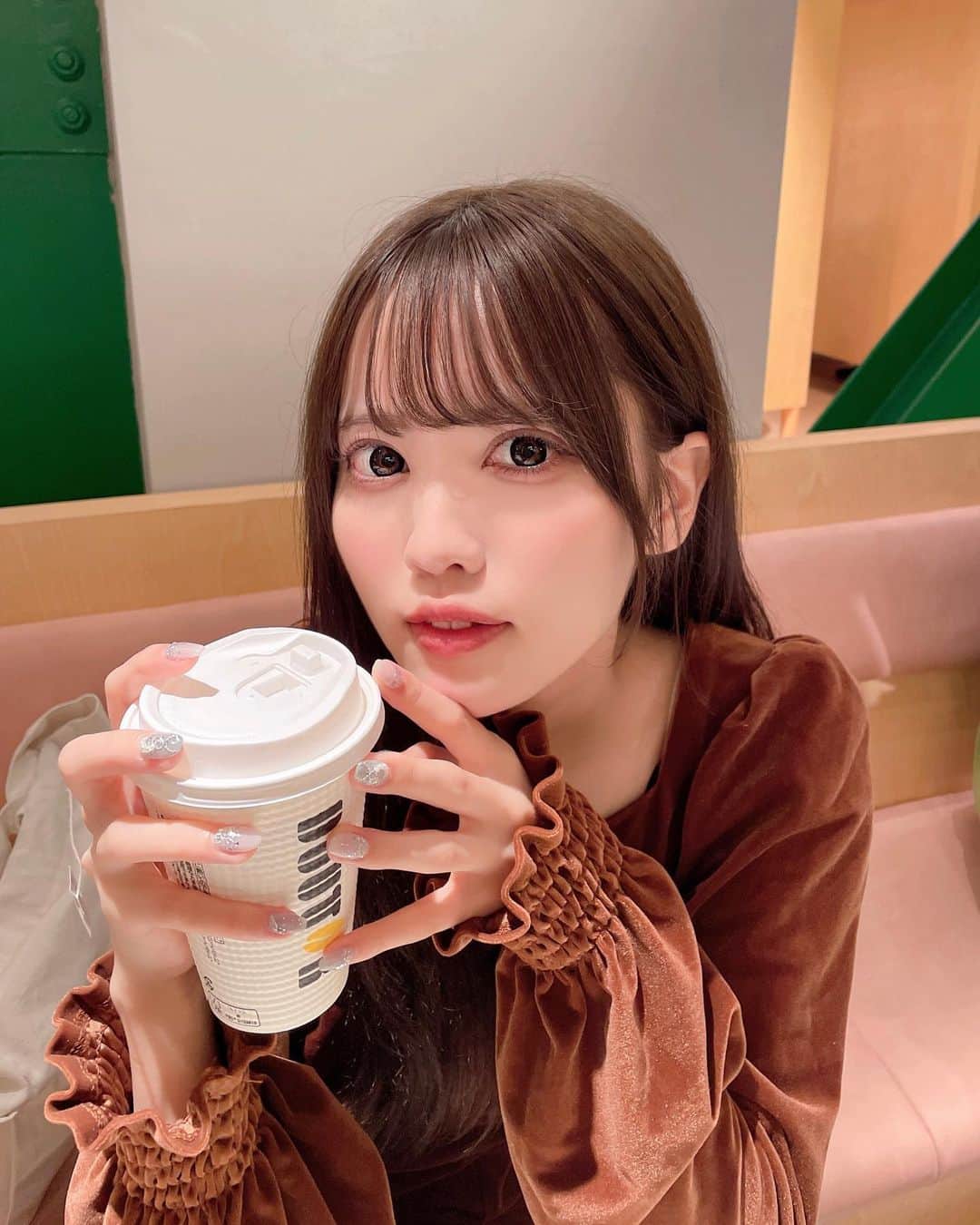 のインスタグラム：「秋色なお洋服だいすき🥴🫶  ベロア好きなんだけどいろんな人に引っかかって困った笑れなと一緒にいたらおんなじような服装してて運命すぎる  .  #ootd #merryjenny #カーディガンコーデ #カーディガン #ガーリー #ガーリーコーデ #フレンチガーリー #ワンピース #ワンピースコーデ #ベロア #マーメイドスカート #綺麗めコーデ #冬コーデ #冬服コーデ #冬服 #秋コーデ #秋服コーデ #秋服 #ファッション #韓国ファッション #高身長女子コーデ #高身長コーデ」