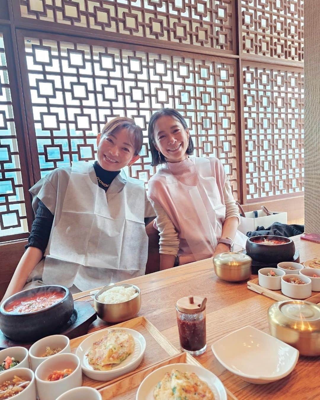 愛可さんのインスタグラム写真 - (愛可Instagram)「・ 今日は銀座三越の1階にて開催中の NYのバッグブランド、VASICのポップアップへ！ いつものみんなで行って来ました。  この夏、私のワードローブで大活躍だったBond Miniの付け替え用のコードの色が選べるイベントで  春夏で大活躍だったアイスグレー系のBond Miniより渋いカラーが欲しかったので、秋冬用に選んだのは バッグ本体が上品で落ち着いたグレー系のAshに、 付け替え用のコードはミルクチョコレートの様なブラウンの落ち着いたカラーの組み合わせに。 （写真4枚目の色合いが1番近いかな）  　黒系やベージュ系のコーディネートにも、 アメカジっぽい古着のアイテムにも馴染むカラーリングを意識して決めました。  バッグにはお財布と携帯と、ちょっとの携帯品 それと畳んだエコバッグさえ入れば、息子抜きの外出の際にはこと足りるので、身軽でいたい私にはちょうど良い大きさ。  このポップアップは今月末31日まで。  その後は4人で韓国料理のお店でランチからのお茶もして ホッとする友との時間を過ごして来ました。  自分の近況を心許せる人と共感する事は、何よりの心の支えになるもの。 気がつけば四半世紀一緒にいる友達よ、本当に有難い存在です。 #pr  @vasic_japan  #vasicnewyork  #bondmini  #ヴァジックボンドミニ」10月25日 21時38分 - aikick