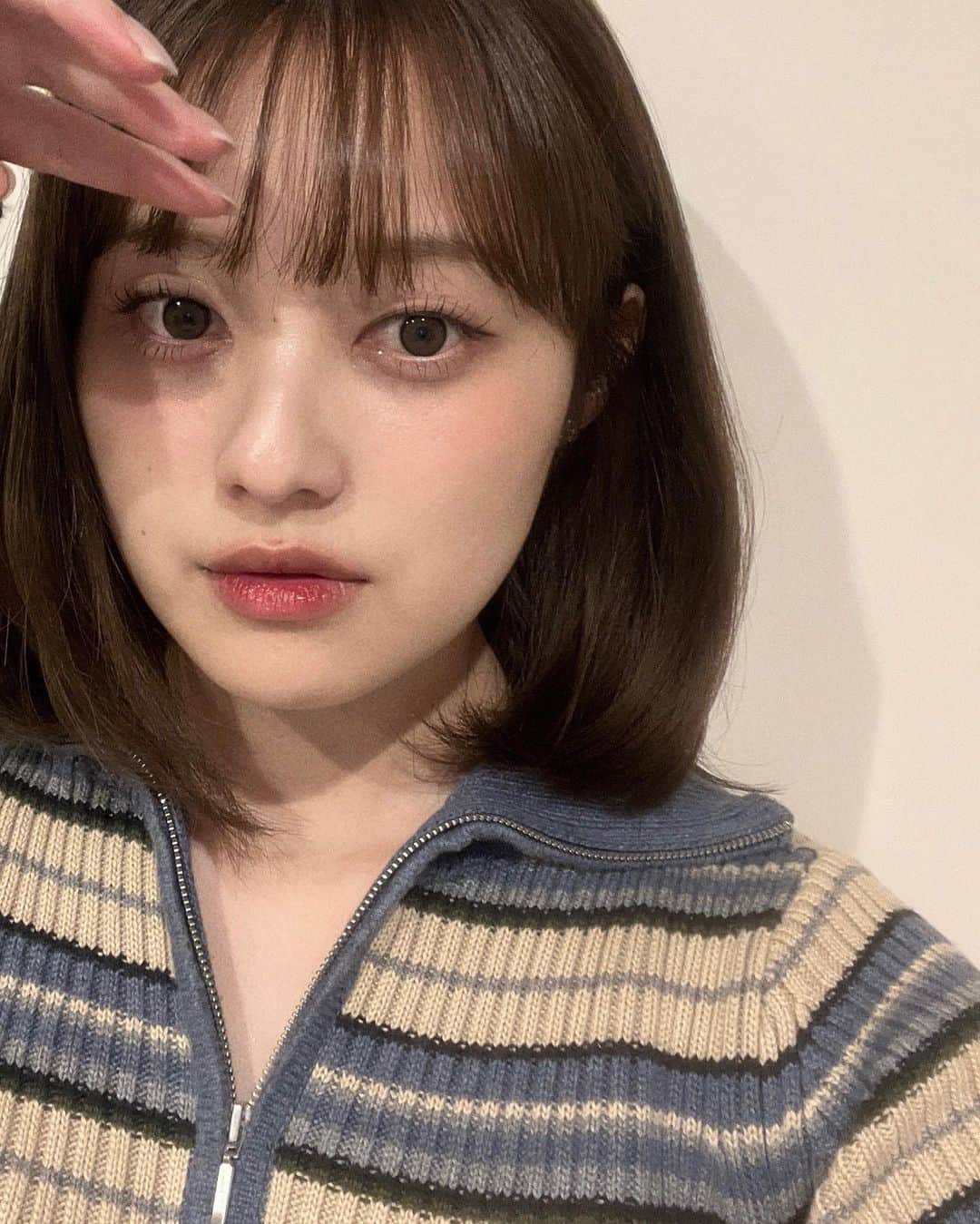 福山絢水のインスタグラム：「😽🩵  湯船苦手だけど寒くなってきて毎日お風呂浸かるようになった🛁 ダイエットでこの時間がどれだけ大切なのか実感した最近のわたし~  マツパしてアイメイクが調子いいですね⭐︎  @quinbelle_omotesando で 今回も頬と頭周りを中心的に鍼あててほぐしてもらってスッキリ~ その後のマッサージでより軽くなった💆‍♀️♡」