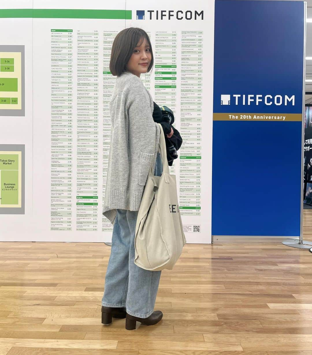 東紗友美さんのインスタグラム写真 - (東紗友美Instagram)「TIFFCOMの見学へ🎬はじめて。ゆるっとコーデです。 TIFFCOMは「東京国際映画祭」と併催される、アジアを代表するコンテンツマーケットなんですよね。 売りたい人と買いたい人を繋ぐ場所✨ 映画、テレビ、アニメなどを中心としたコンテンツが集まっています。私が普段は仕事では行くことのない空間なので、場所や人の空気感や温度感、そしてどのような作品に注目が集まっているかなど、とても勉強になりました✏️ #tiffcom #tiffcom2023  #映画　 #東京都立産業貿易センター」10月25日 21時39分 - higashisayumi