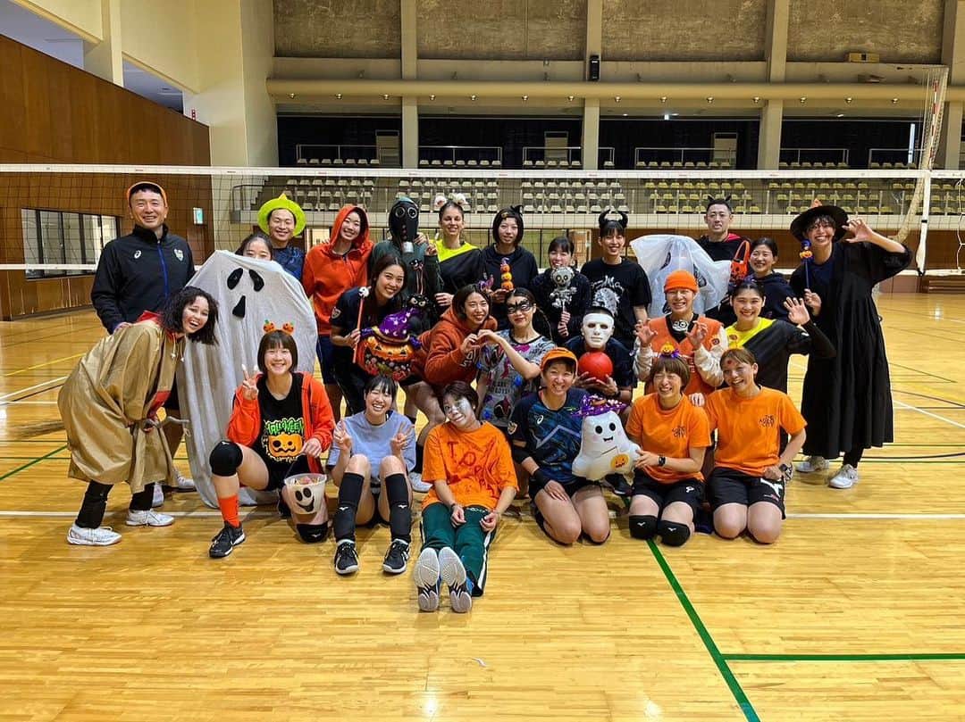 【公式】埼玉上尾メディックスのインスタグラム：「. 今日は第二回となる dress code day👗  テーマは「ハロウィン」🎃  各々が仮装をして体育館に集まりました🫶🏻 可愛いかぼちゃさんたち🎃や、 夢に出てきそうな恐ろしいゾンビ🧟‍♀️ オバケ👻に全身の血を吸われそうなドラキュラまで🧛‍♂️  少し早めのハロウィンを 全員で楽しむことができました❣️  また次回、お楽しみに😊  #埼玉上尾メディックス #vリーグ #バレーボール #女子バレー #vリーグはバレーだよ #ドレスコードデイ」