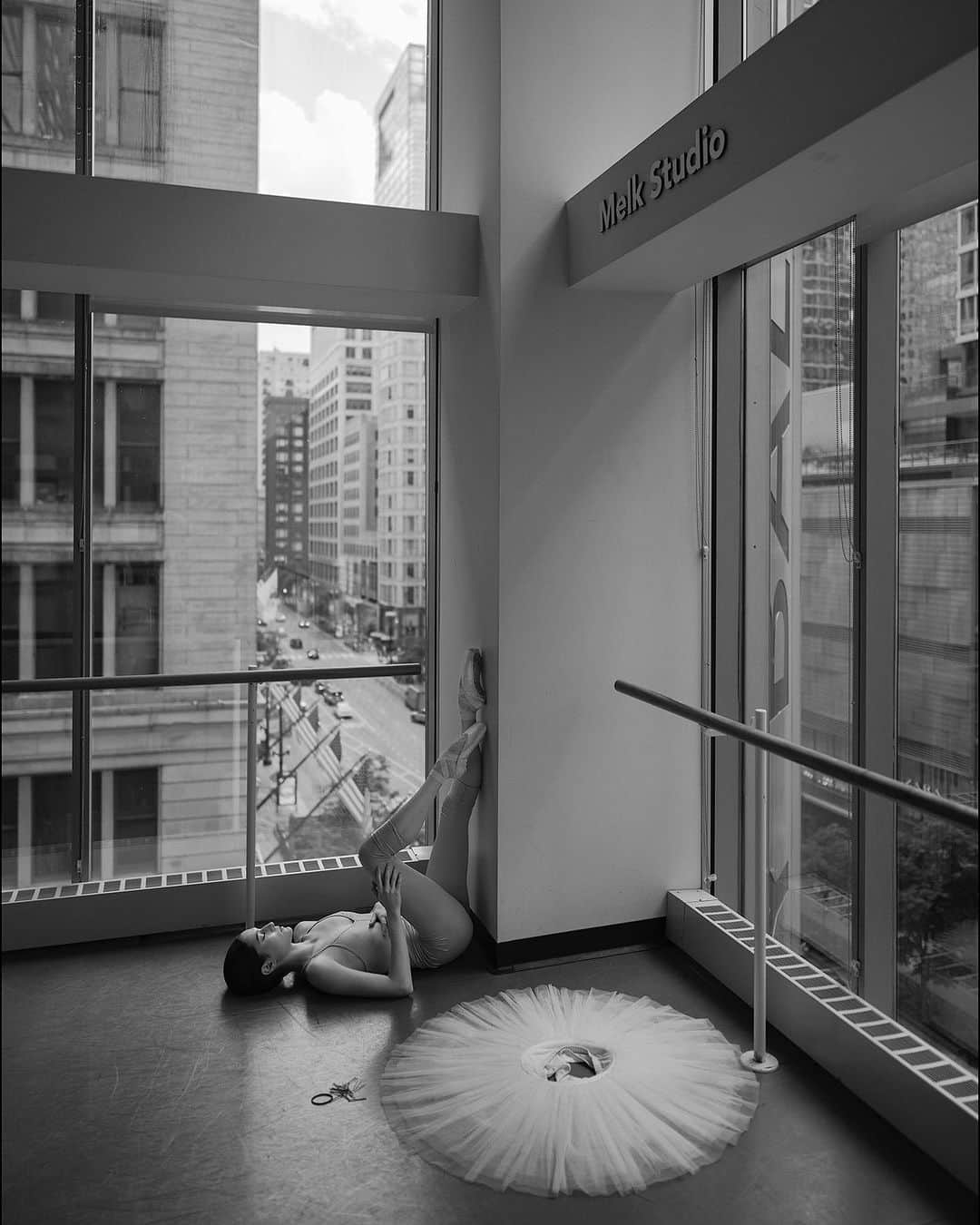 ballerina projectさんのインスタグラム写真 - (ballerina projectInstagram)「𝐁𝐚𝐬𝐢𝐚 𝐑𝐡𝐨𝐝𝐞𝐧 at Joffrey Ballet in Chicago.   @basia.rhoden #basiarhoden #ballerinaproject #joffreyballet #chicago #ballerina #ballet #balletstudio #barre #tutu   Ballerina Project 𝗹𝗮𝗿𝗴𝗲 𝗳𝗼𝗿𝗺𝗮𝘁 𝗹𝗶𝗺𝗶𝘁𝗲𝗱 𝗲𝗱𝘁𝗶𝗼𝗻 𝗽𝗿𝗶𝗻𝘁𝘀 and 𝗜𝗻𝘀𝘁𝗮𝘅 𝗰𝗼𝗹𝗹𝗲𝗰𝘁𝗶𝗼𝗻𝘀 on sale in our Etsy store. Link is located in our bio.  𝙎𝙪𝙗𝙨𝙘𝙧𝙞𝙗𝙚 to the 𝐁𝐚𝐥𝐥𝐞𝐫𝐢𝐧𝐚 𝐏𝐫𝐨𝐣𝐞𝐜𝐭 on Instagram to have access to exclusive and never seen before content. 🩰」10月25日 21時40分 - ballerinaproject_