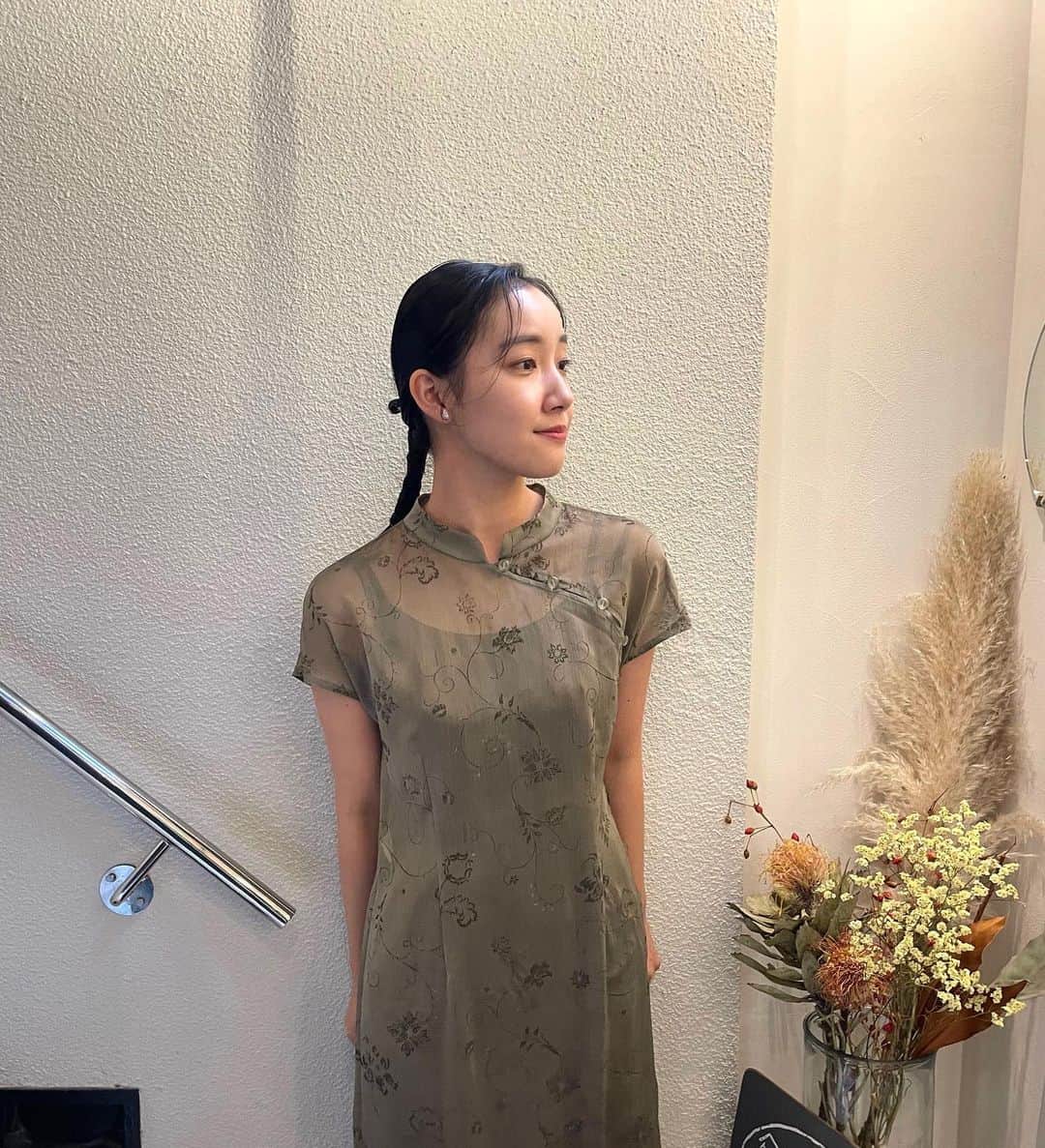 赤坂由梨さんのインスタグラム写真 - (赤坂由梨Instagram)「ㅤㅤㅤ 先日、結婚式にお呼ばれした時の🌿 なおちゃんのお母様のドレスをお借りして🙏  @tete__nana 素敵なアレンジありがとう♡ 久しぶりに会えて嬉しかったです🫶🏻」10月25日 21時41分 - __fuyuri