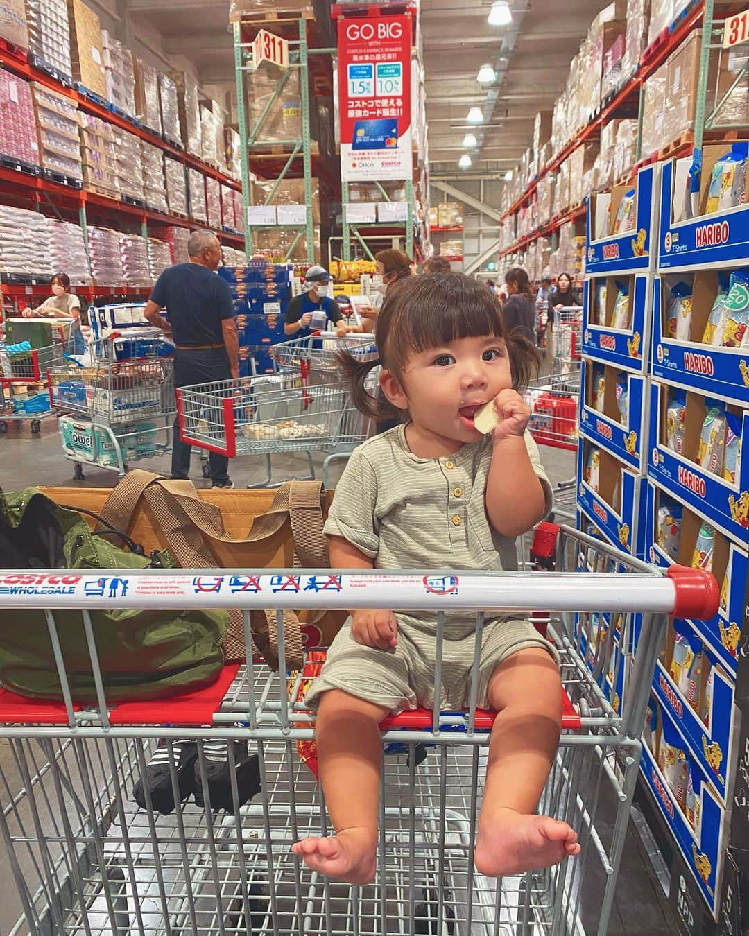 齋藤美波さんのインスタグラム写真 - (齋藤美波Instagram)「🇺🇸🛒 いつだかの JUNちゃんとCostco Date🤍 ・ なーんでも食べちゃうね🤍笑 ・ コストコは Halloweenでいーっぱい🎃 もうすぐHalloweenだね👻 ・ ・ #末っ子とデート #9ヶ月 #末っ子次女 #コストコ #買い出し #costco#shopping#🇺🇸#🛒」10月25日 21時41分 - saito373minami