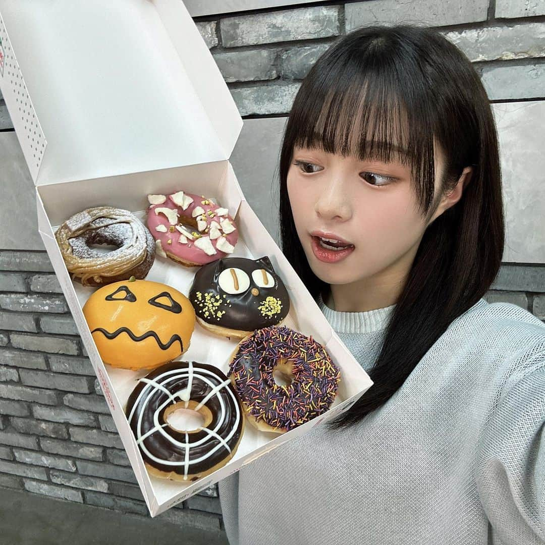 絵森彩のインスタグラム：「🍩🐈‍⬛  #あやのおにわ ありがとうございました🐈‍⬛✌🏻 FC限定配信ならではの台本無し！ えもとものみんなと沢山お話しできて楽しかった〜😚 ドーナツもうまうまでした🍩 スクショタイムの写真沢山SNSに載せてね💭💭💭  #ドーナツ #クリスピークリームドーナツ #ハロウィン」