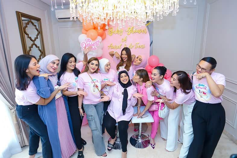 Aurelさんのインスタグラム写真 - (AurelInstagram)「Thankk youuuu onty2 Cendollll surprise baby shower bareng dok fen💖💖 love banyak2 😘😘😘」10月25日 21時53分 - aurelie.hermansyah