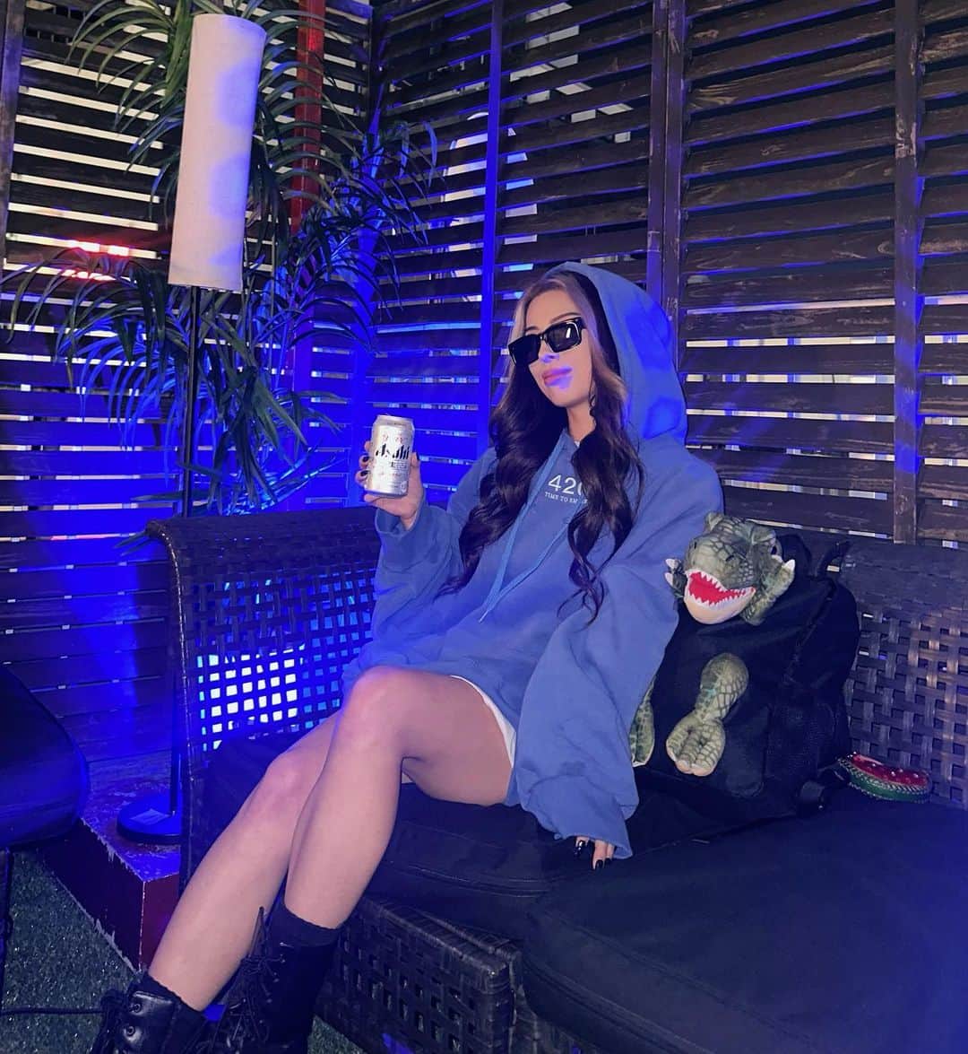あやか（石山彩花）さんのインスタグラム写真 - (あやか（石山彩花）Instagram)「片手にビールの写真を集めたらどれだけあるんだろうってくらいデフォです🍺  @blitt_official の明日発売のプルオーバーがなかなかないカラーでめっちゃカワイイ💙💙💙 昨日着てたらめっちゃ褒められた🤣🥹🫶🏻  恐竜リュックマジカワイイ🦖  サングラスは　@flex_japan 🖤  #blitt #ootdfashion #ootd #asahisuperdry #beerstagram #beerlover #beer #🍺」10月25日 21時45分 - ayakateen821