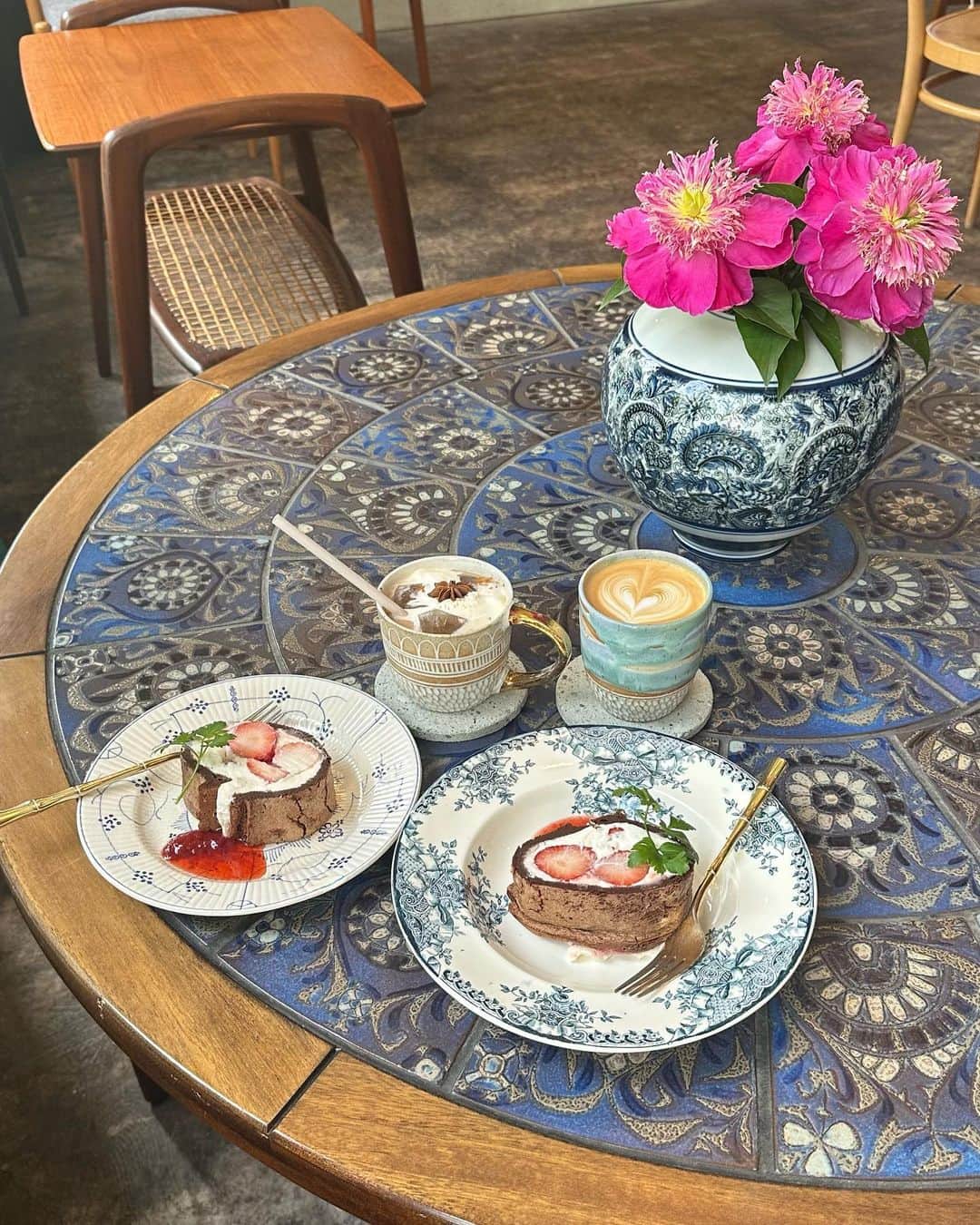 のインスタグラム：「.  春に訪れた石川で、 偶然見つけたとっても素敵なカフェ♡  いつかまた行きたいな…！💭  #金沢旅行 #金沢カフェ #カフェ巡り #beyooooonds #前田こころ」