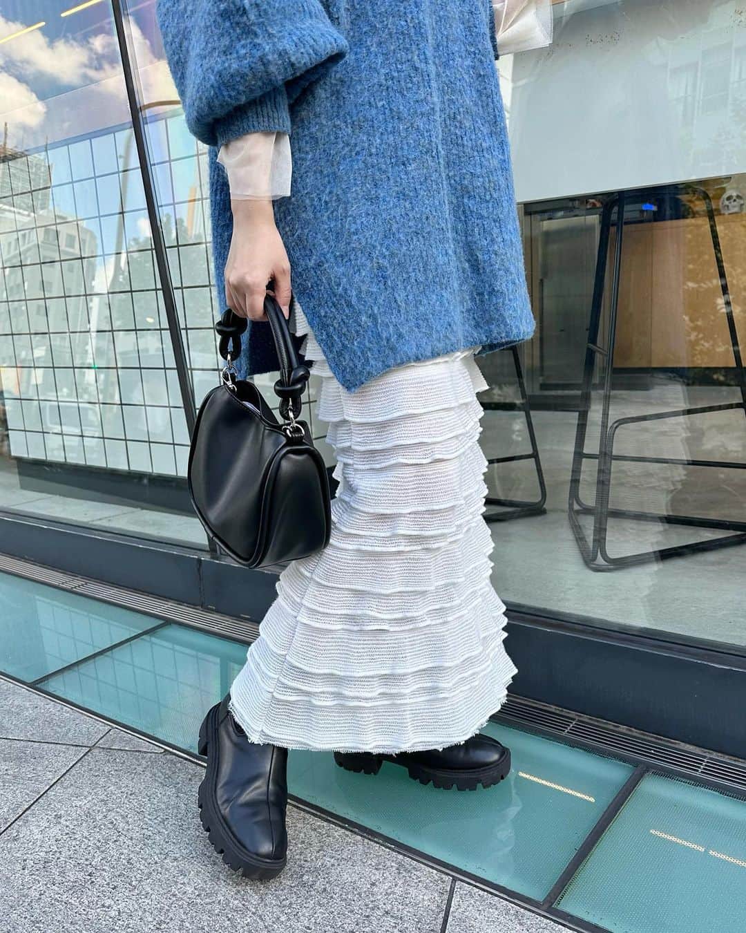 miho uesugiさんのインスタグラム写真 - (miho uesugiInstagram)「明日26日、ついに店頭に入荷します🥹 カットフリルIラインスカート！！！ ※ニットは11月までお待ちください✨  ㅤㅤㅤㅤㅤㅤㅤㅤㅤㅤㅤㅤㅤ ずっと待ってた！！ 黒を買おうとしていたけど、白を履いたらこちらも欲しくなりました🥹  ㅤㅤㅤㅤㅤㅤㅤㅤㅤㅤㅤㅤㅤ かなり伸びるので、履き心地はとても楽！なのに下半身を綺麗に見せてくれます✨  ㅤㅤㅤㅤㅤㅤㅤㅤㅤㅤㅤㅤㅤ  #Kastane#Kastane舞浜#Kastane_ootd#骨格ウェーブ#イエベ春#コーディネート#今日のコーデ#コーデ#大人カジュアル#カジュアル#ロングヘア#オン眉#ぱっつん前髪#30代ファッション#30代コーデ#カスタネ#低身長#低身長コーデ#秋#秋コーデ#ニット#スカート#ロングスカート#ブーツ#ショートブーツ#ブルー」10月25日 21時46分 - uepoooning