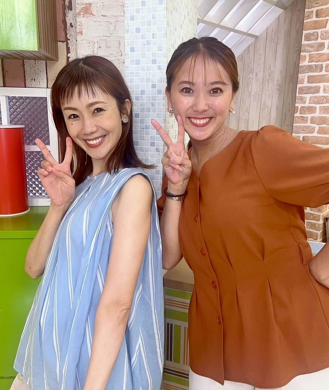 横山あさみさんのインスタグラム写真 - (横山あさみInstagram)「おもしろ上妻先輩とのツーショット✌️  とにかくだいすき❣️会うとなんだか安心します笑  子育てと仕事を両立する姿！尊敬します！  またいっぱいおふざけしましょう！(ほどほどに笑)  #かごピタ #鹿児島  #きもったま母ちゃん #3児の母 #上妻寿美 #上妻ちゃん #横山あさみ #横やん ? #横ヤン ？ #アナウンサー #女子アナ」10月25日 21時47分 - asami__yokoyama