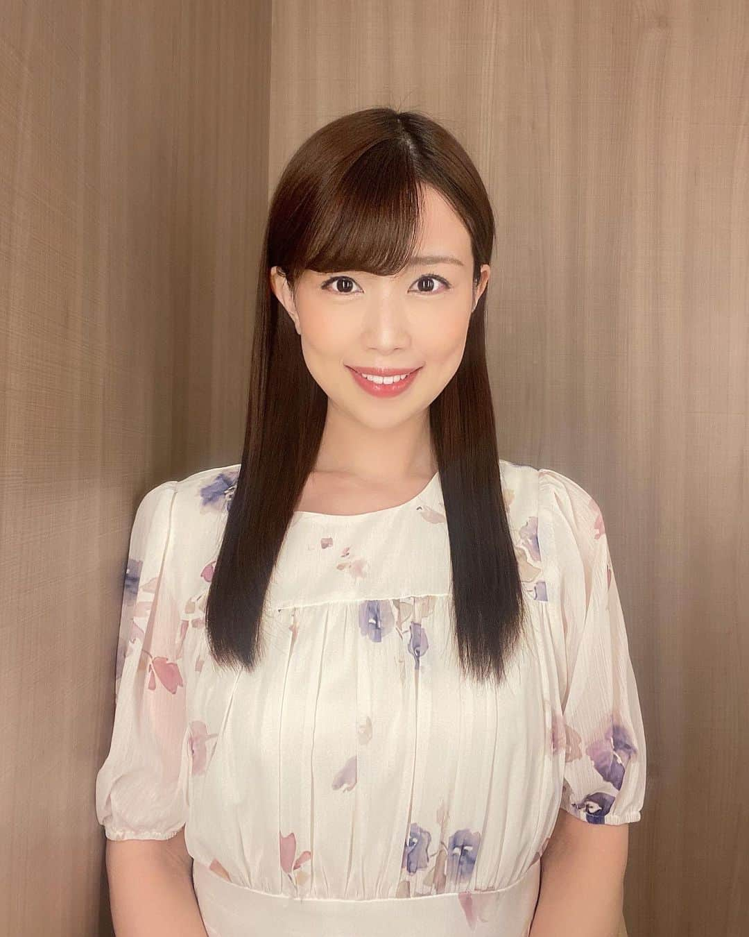 道岡桃子のインスタグラム：「サラサラストレート❤️  酸性ストレートをしてもらいました✨  ドライヤーで乾かしただけで  こんなにサラサラに☺️  アイロンしてないのに真っ直ぐ💇‍♀️  スタイリングが楽になりました👍  @ryo918ma  #縮毛矯正 #髪質改善 #艶髪矯正 #酸性ストレート #艶髪 #ロングヘア  #銀座 #銀座美容院 #銀座ヘアサロン #ストレートヘア #ストレートパーマ #撮影モデル #ヘアサロンモデル」