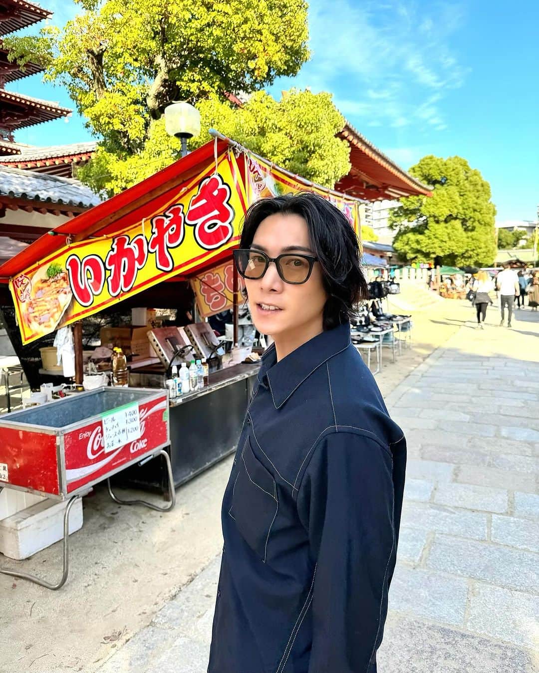 ジョーブログのインスタグラム：「大阪は四天王寺で毎月やってる古き良きだいすきな祭り。 100円お好み焼きに、イカ焼きに、昔ながらのもん安く売ってるフリーマーケット。落ち着くわあ〜 100円お好み焼きの屋台に行列できてて、並んでたら先頭のほうのおばちゃんが応援してるよーって言うて買うて来てくれたあー🤣 優しい気持ちになれた！ありがとうございました！」