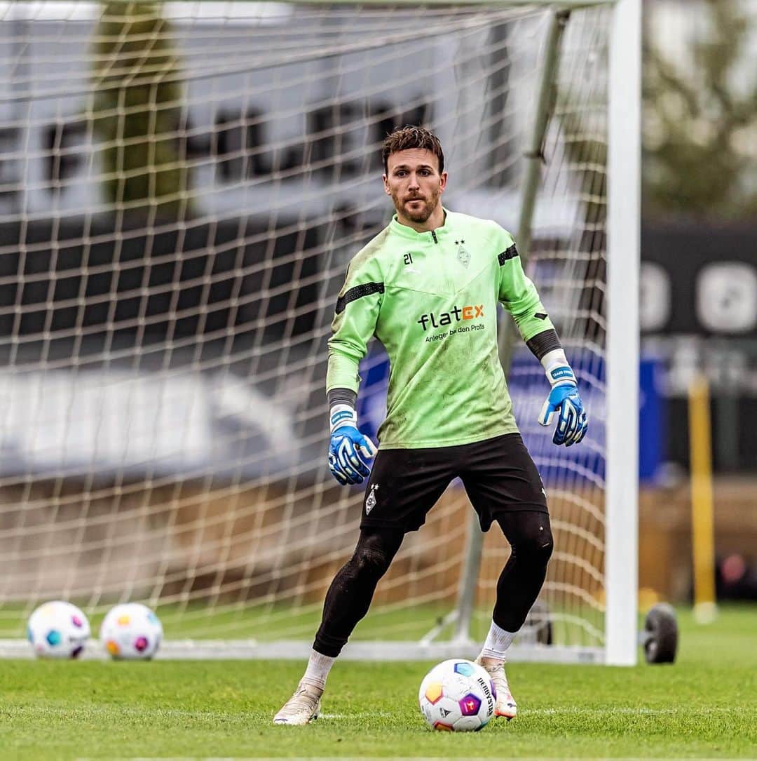 トビアス・ジッペルのインスタグラム：「⚽️🧤#bmg #fohlenelf #borussia @borussia @pumafootball @pumakeepers」