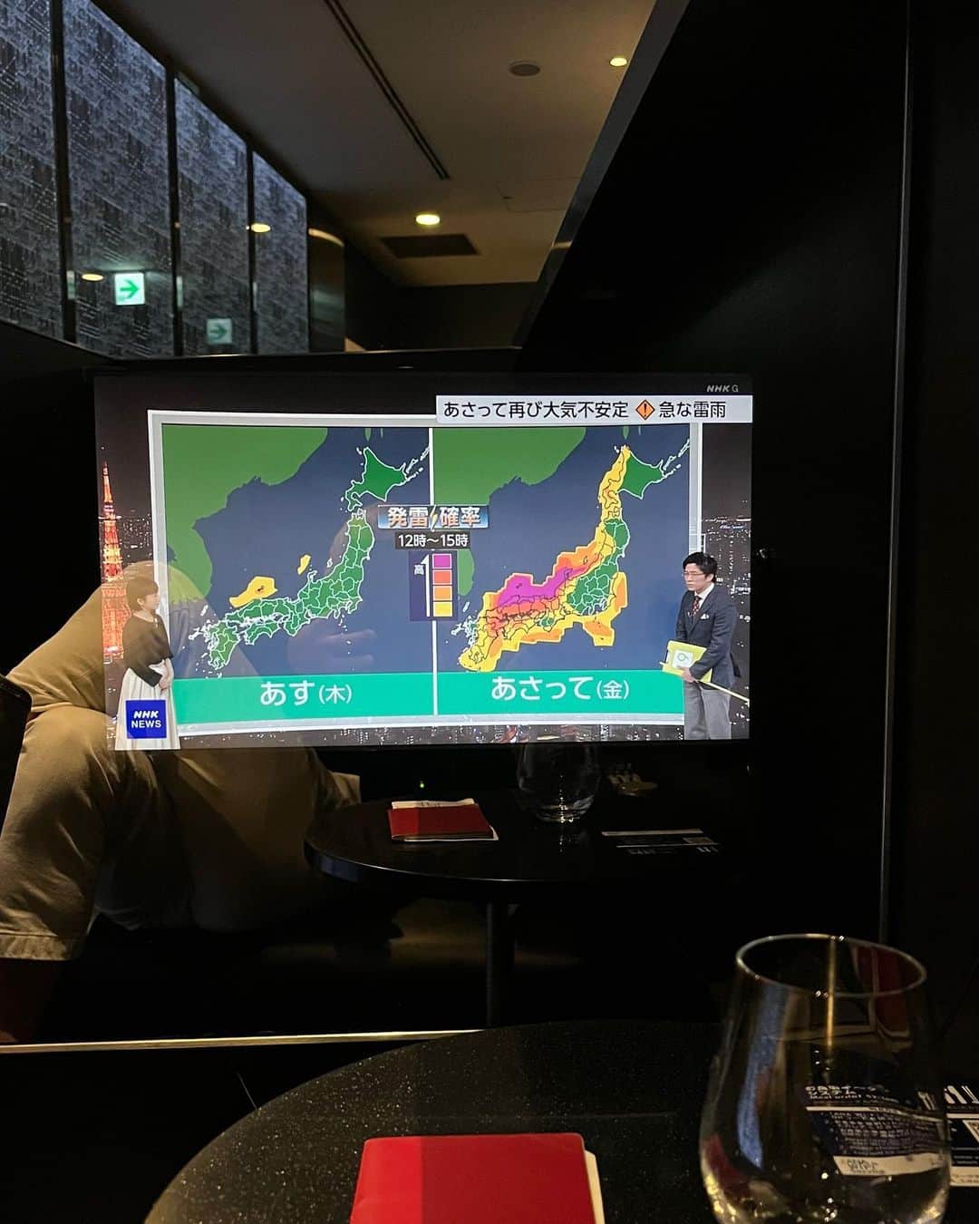やまだひさしのインスタグラム：「まさかの雷雨で離発着見合わせ。。 無事着けるのか？ っていうか飛べるのか？ #やまだひさし #ラジオ #DJ #飛行機 #大好き #トラブル #旅 #醍醐味」