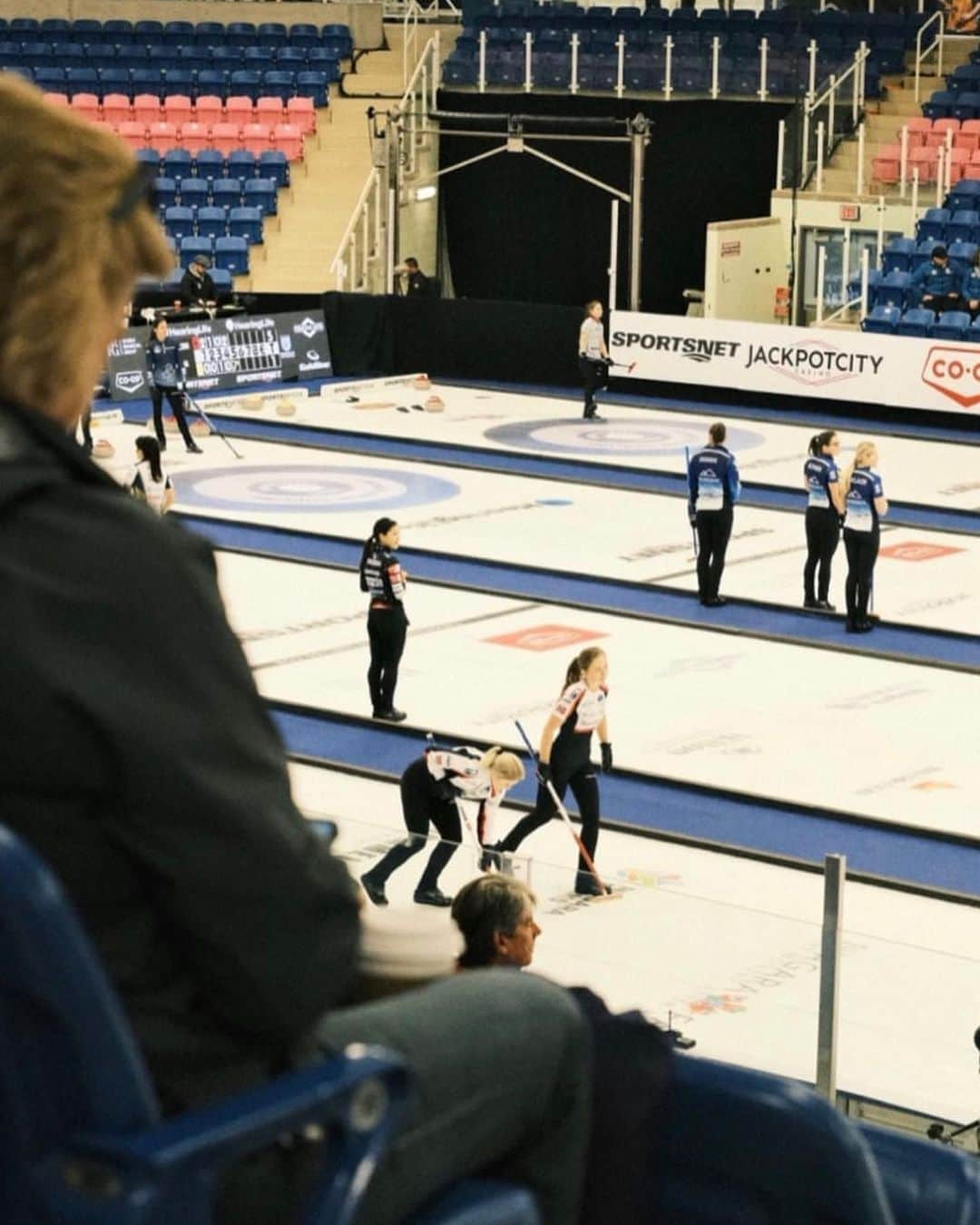 吉田知那美さんのインスタグラム写真 - (吉田知那美Instagram)「・ backyard tour video @grandslamofcurling   グランドスラムの裏側📷 ・ ・ 今シーズンからまた新たな取り組みをはじめたロコは、現在ちゃんと順調に「大変」を噛みしめています。 カーリングスキルもアテトゥも練習内容もひとつひとつ見直して改善するのは文字通り大変だけれど、これまた大変は文字通り大きく変われるチャンス。 この小さな過程を通らなければ、大きく変わった自分たちの姿には会えないので、毎日毎日がんばっております。  ロコらしさをなによりも大切に、また成長したロコの姿を見せられるように、大変を楽しみます🫶そして楽しんでる私たちの姿がこちらになります💃💃💃💃💃  #裏側ムービー #Team #loco」10月25日 21時50分 - chinami1991