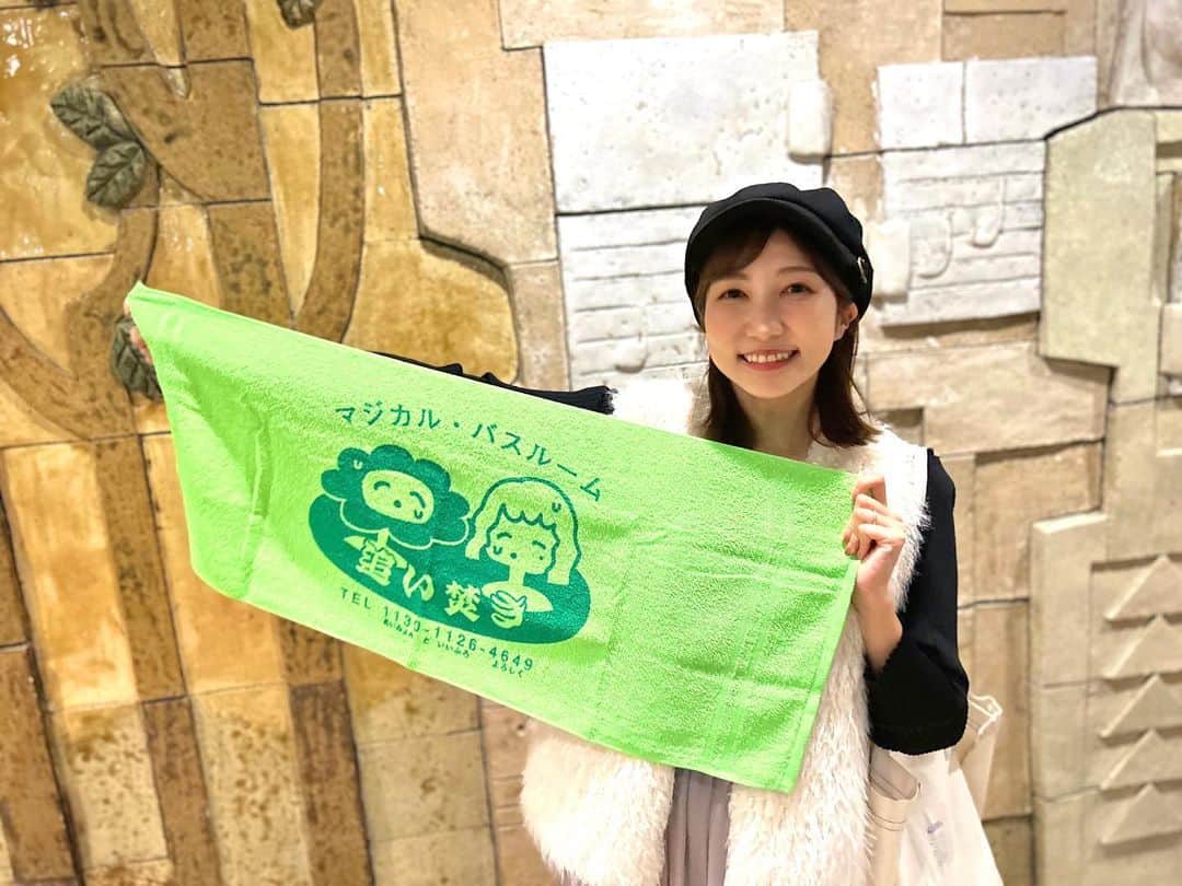 山﨑加奈のインスタグラム：「・ あいみょんのライブに参戦🛀♨️ 可愛すぎてもはや神様🥲💖💖  学生の頃の景色が蘇ってきて、わたしも大人になったあ〜ってしみじみ思いながら聴いていました😊 いろんな目線の愛を歌っているあいみょんに昔も今もたくさん救われています✨  帰りのタクシーの運転手さんもあいみょんファンでめちゃくちゃ熱弁していました🫶笑  明日のWASABIは急遽！あいみょん特集をします🥰🎸(たぶん) 聴いてねっ🌈 ・ #マジバス  #マジバス追い焚き  #あいみょん  #あいみょんに届け  #あいみょん好きな人と繋がりたい」