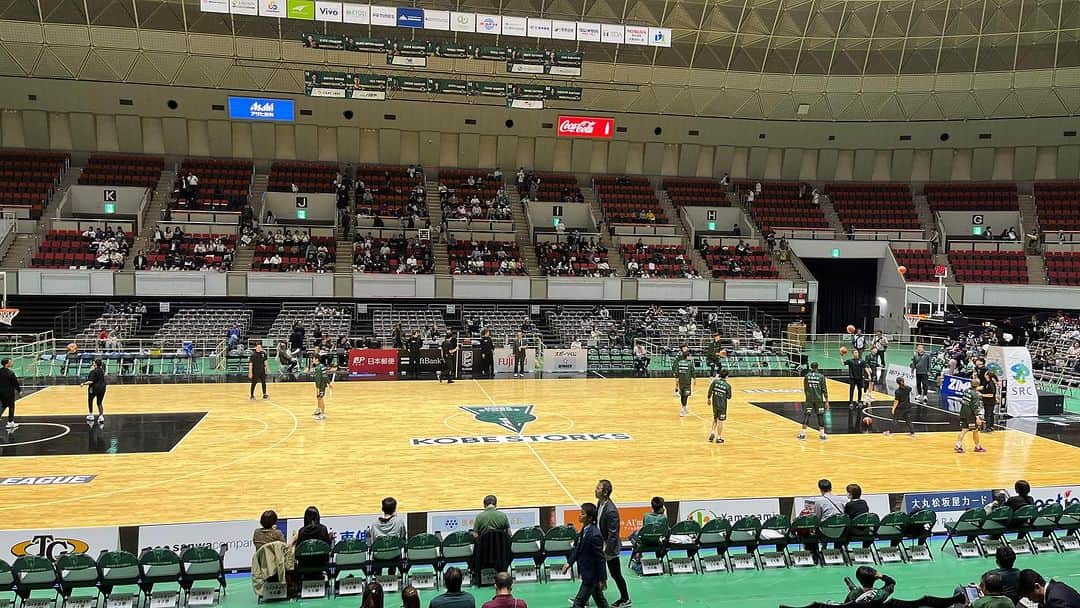 タケモトコウジさんのインスタグラム写真 - (タケモトコウジInstagram)「神戸ストークスとライジングゼファー福岡の試合を観てきました！！ 神戸ストークスはホームではこれが初戦で記念すべきタイミングで観れた事に感謝🙏 ベスティーの皆さんありがとうございました🙇‍♂️   #basketball #sports kobestorks #risingzephyrfukuoka」10月25日 22時02分 - takemotokoji