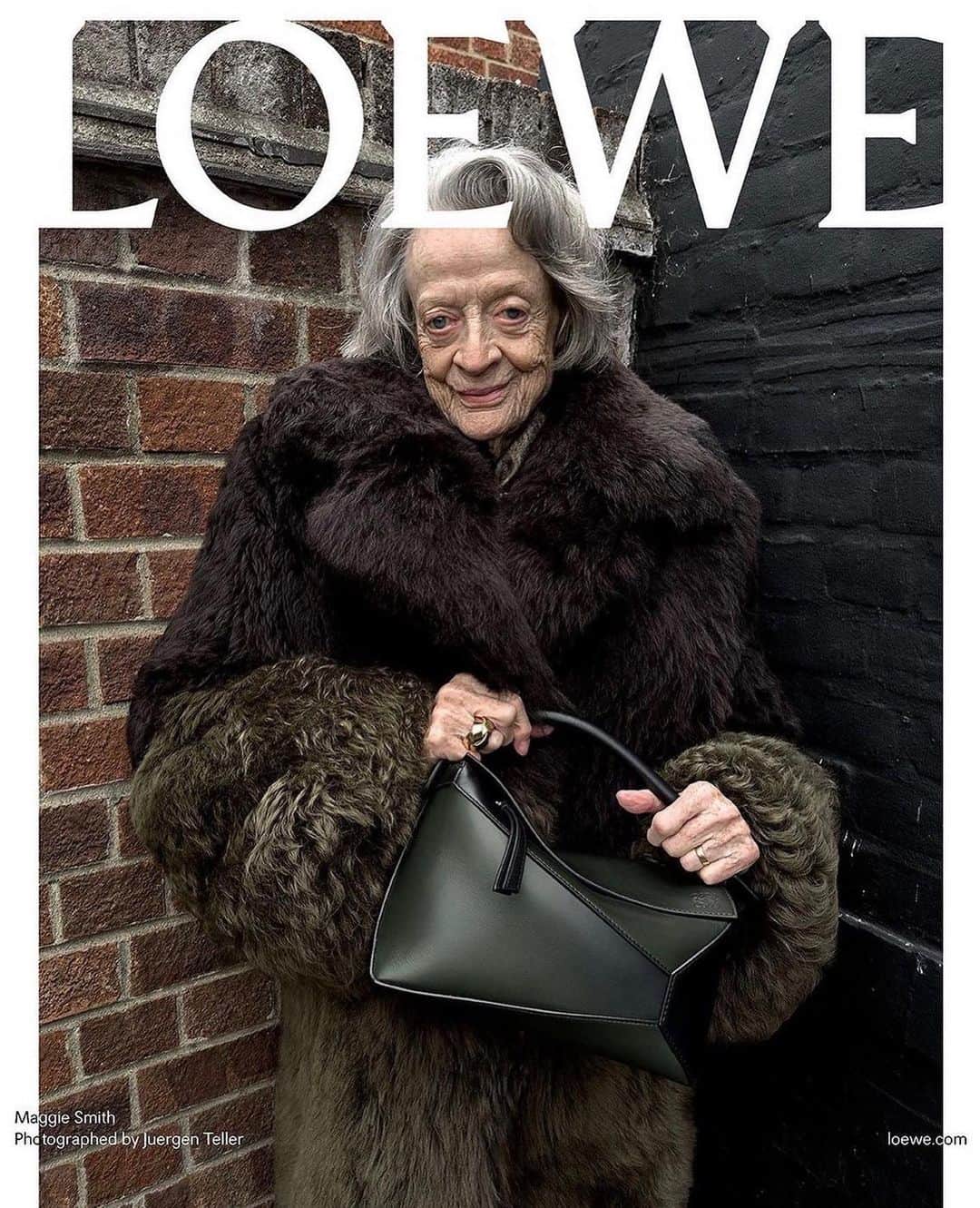 Vogue Taiwan Officialさんのインスタグラム写真 - (Vogue Taiwan OfficialInstagram)「#VogurFashionNow LOEWE 2024 春夏廣告人選太驚喜，「麥教授」 #MaggieSmith 首次出鏡，洗版外網社群！  這位高齡 88 歲的英國國寶級影星，最聞名的角色莫過於《哈利波特》中的麥教授（Minerva McGonagall）或是影集《唐頓花園》中的格蘭瑟姆伯爵夫人，更曾二度奪下奧斯卡影后獎項。  掌鏡的Juergen Teller 一直以來以寫實、不修飾、帶點惡趣味的攝影風格聞名，真實呈現出 Maggie Smith 88 歲的樣態——衰老是人的必經之路，依舊可以很美。而這組形象也令人聯想到 2015 年 Phoebe Philo 執掌 Céline 時，邀請知名作家瓊蒂蒂安 Joan Didion 入鏡的形象照，兩者皆出自 Juergen Teller 之手，亦沈靜地展現高齡而極富智慧的女性魅力。  @loewe #DameMaggieSmith #JuergenTeller」10月25日 21時57分 - voguetaiwan
