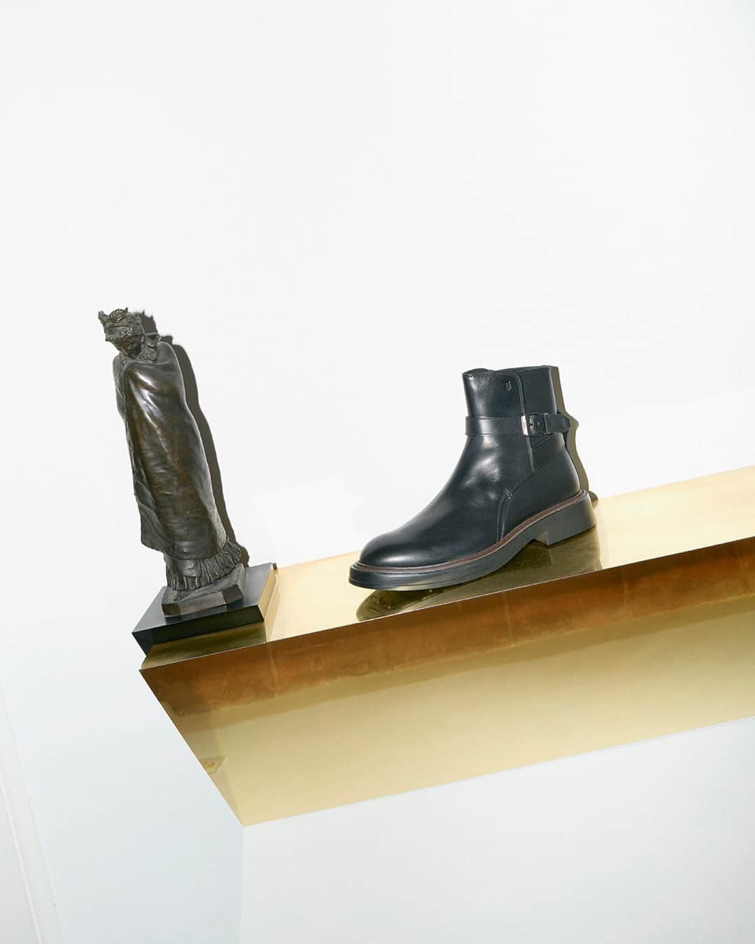 トッズのインスタグラム：「The Tod's ankle boot, captured in the Fall-Winter 2023/2024 ad campaign, ensures endless style and effortless ease, season after season.  Tod's Creative Director: @WalterChiapponi Photographer: @simon171 #TodsFW23 #Tods」