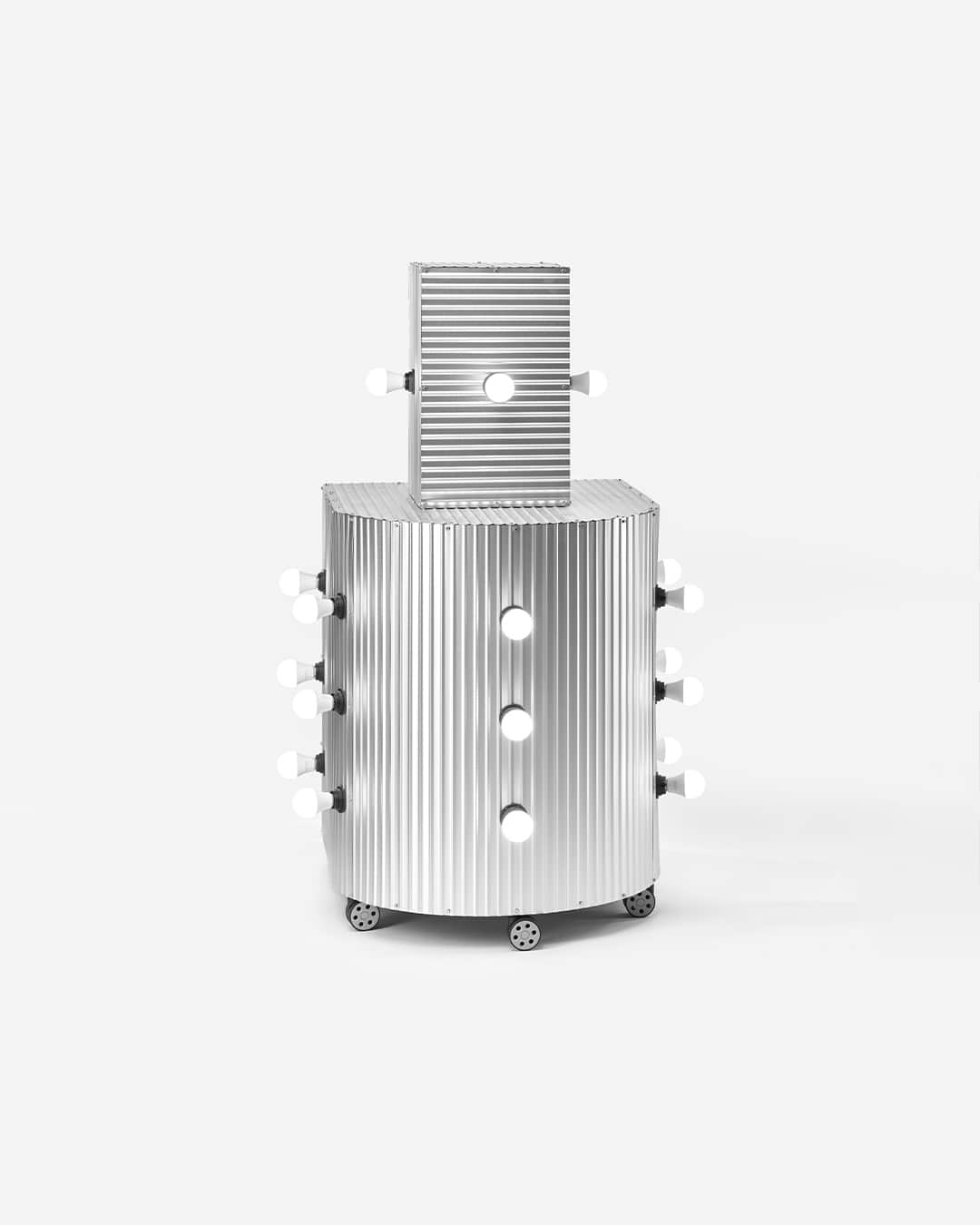 リモワのインスタグラム：「RIMOWA as seen by Objects of Common Interest.   In an homage to mobility, the research and design studio emphasises the form and function of RIMOWA cases with a piece that lights up, moves, and swivels, calling it ‘Wild Thing’.」