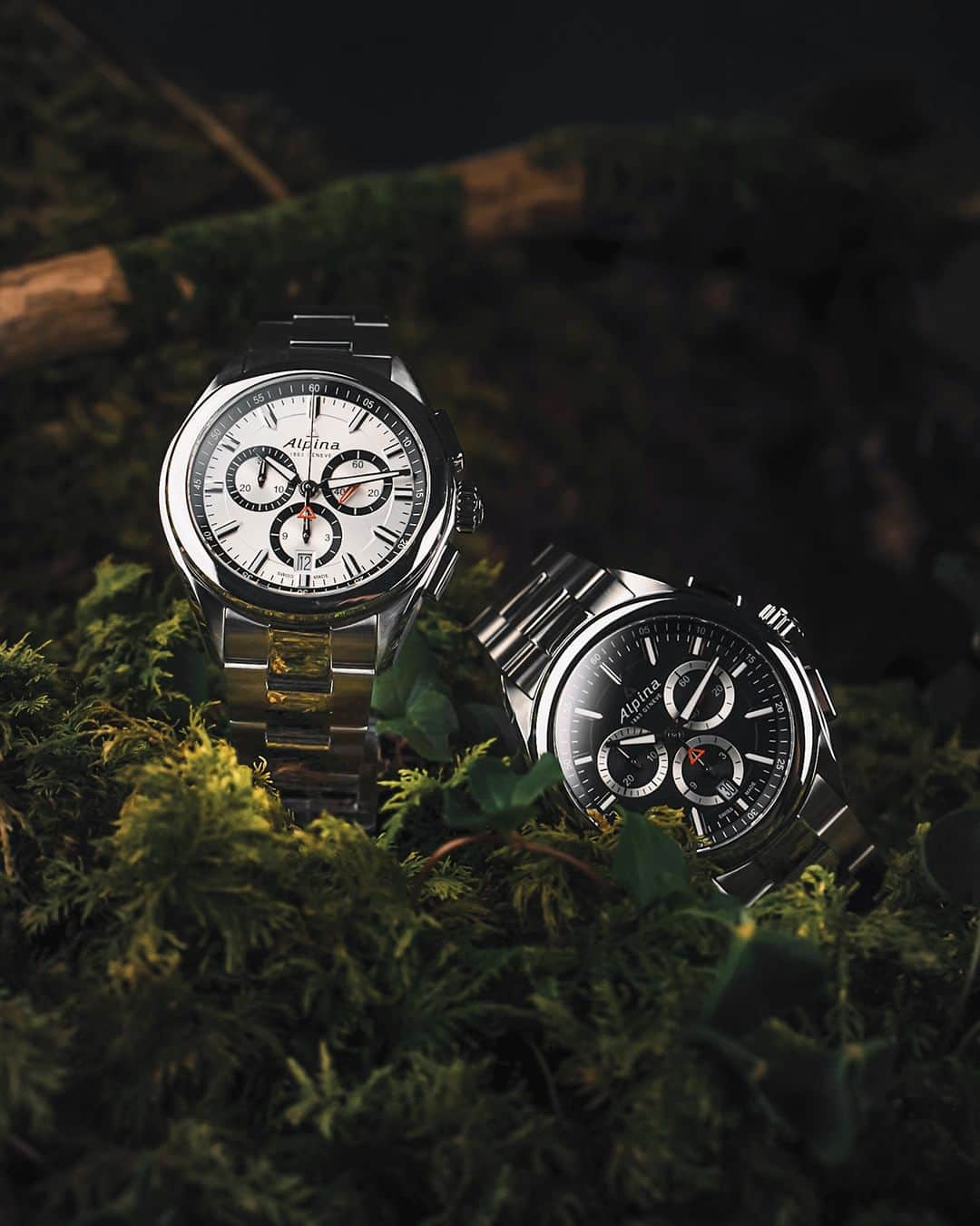 アルピナのインスタグラム：「The Alpiner Quartz Chronograph is available in silver or black dial. Which one would you choose?  #AlpinerCollection #Chronograph #Outdoor #SwissWatch」