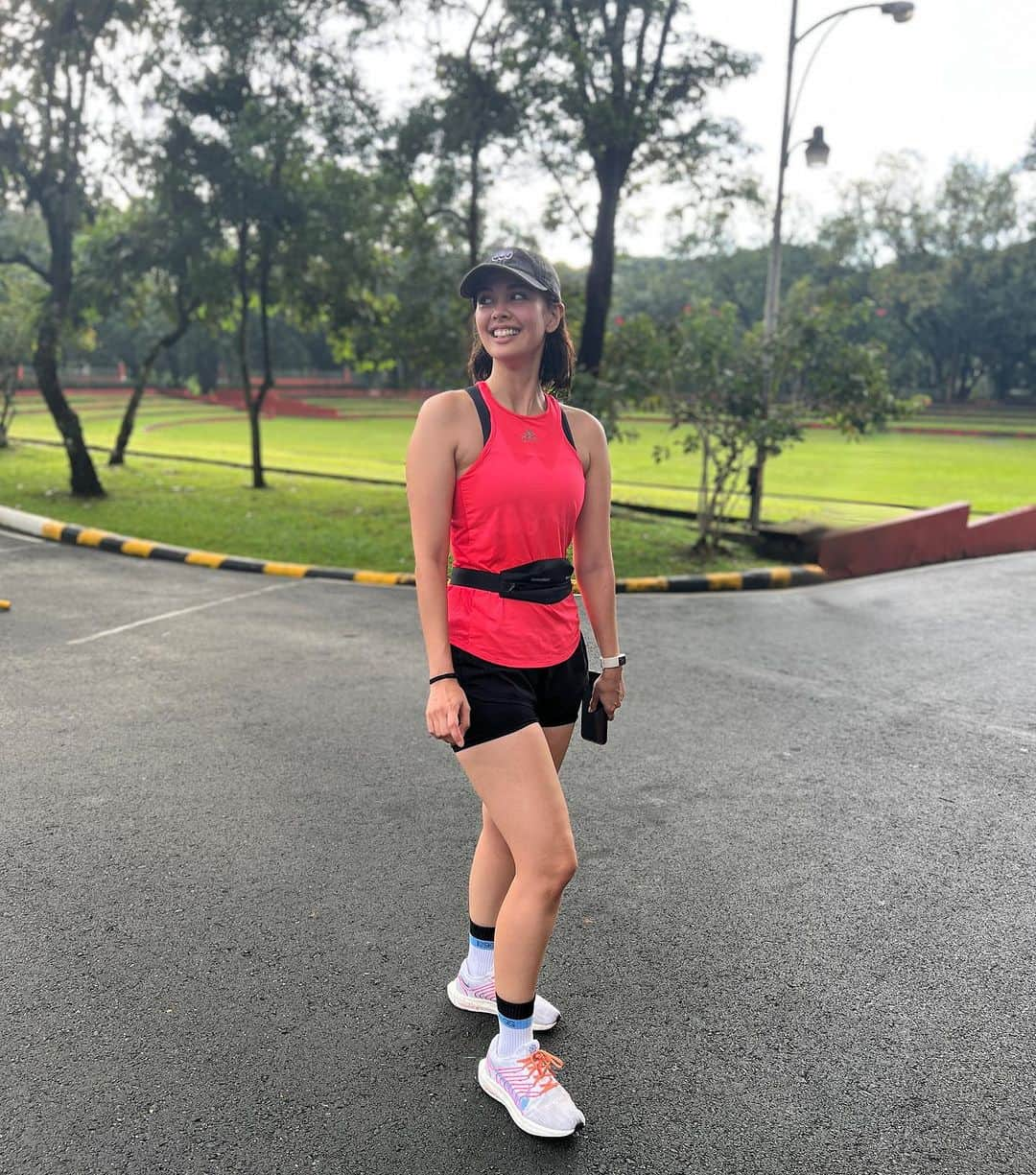 ミーガン・ヤングのインスタグラム：「Running Woman with the Running Man 🏃🏻‍♀️ my goal this 2023 was to run more and I’m happy that I’ve been able to sustain it!!! Hindi pa ako nakakatakbo ng 10k (pinakamalayong takbo ko EVER is 7.2 km 😁) - kaya ang next goal ko ay makatakbo ng 10km 😍 slowly but surely we’ll get there!!   Fofo, Celly and I woke up early para di mainit pag tumakbo kami 😆 we had some coffee and some super yummy food at @magdamagmarketcafe right after ☕️」