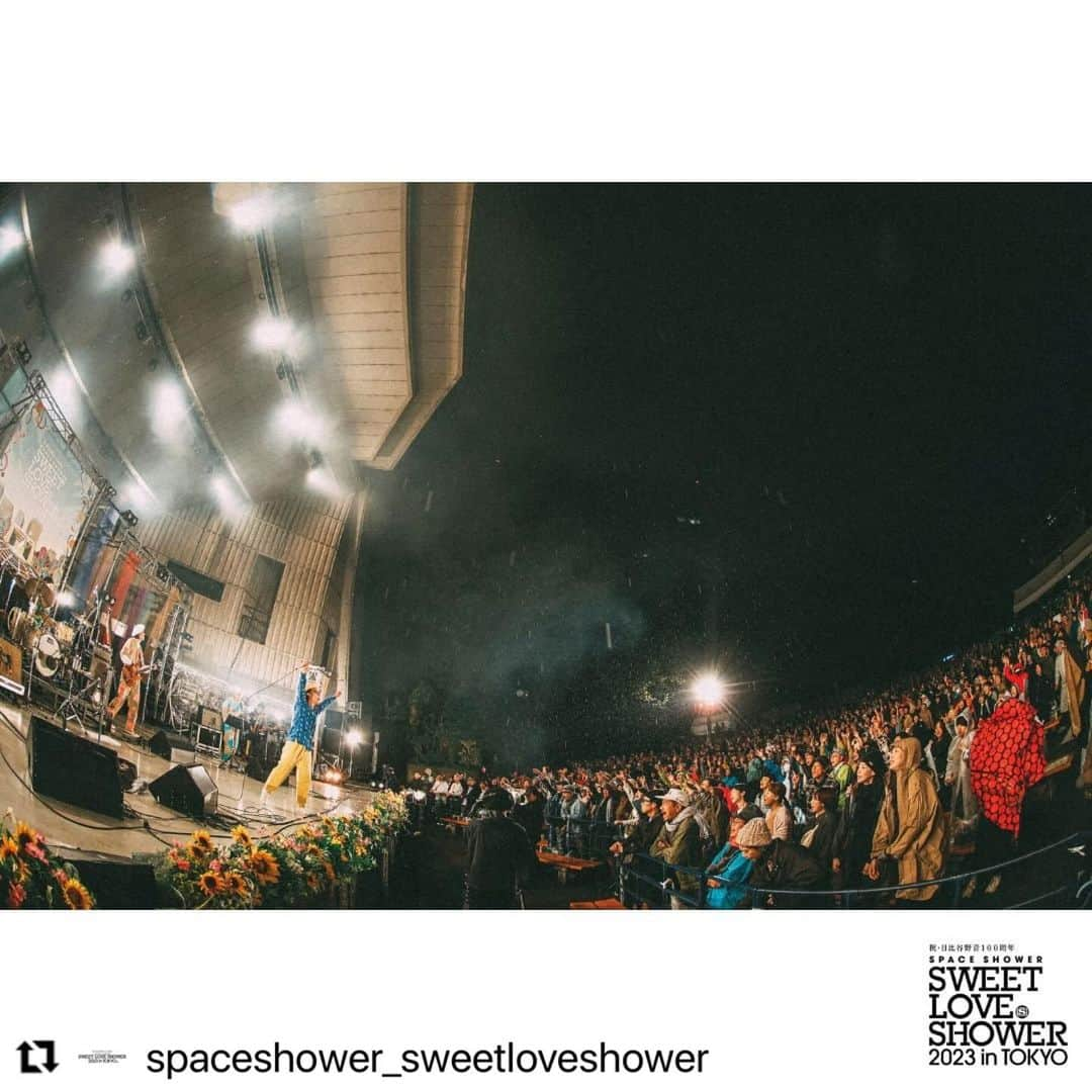 ハナレグミさんのインスタグラム写真 - (ハナレグミInstagram)「. #Repost @spaceshower_sweetloveshower with @use.repost ・・・ 📷𝗟𝗜𝗩𝗘 𝗣𝗛𝗢𝗧𝗢｜#ラブシャ野音 🕊️2023.10.15.SUN ハナレグミ｜@hanaregumi.official  《SETLIST》 1. ハンキーパンキー 2. 光と影 3. My California 4. 独自のLIFE 5. オハナレゲエ 6. オリビアを聴きながら 7. Quiet Light 8. 家族の風景  Photo by 西槇太一  🎪EVENT 祝・日比谷野音100周年 SPACE SHOWER SWEET LOVE SHOWER 2023 in TOKYO  📺ON AIR スペースシャワーTVでラブシャ野音の放送決定！ DAY1：12/6(水)24:00~25:00 DAY2：12/11(月)24:00~25:00 📱番組HP https://www.spaceshowertv.com/program/special/2312_sls2023tokyo.html   #ラブシャ #スペシャ #ハナレグミ」10月25日 22時00分 - hanaregumi.official