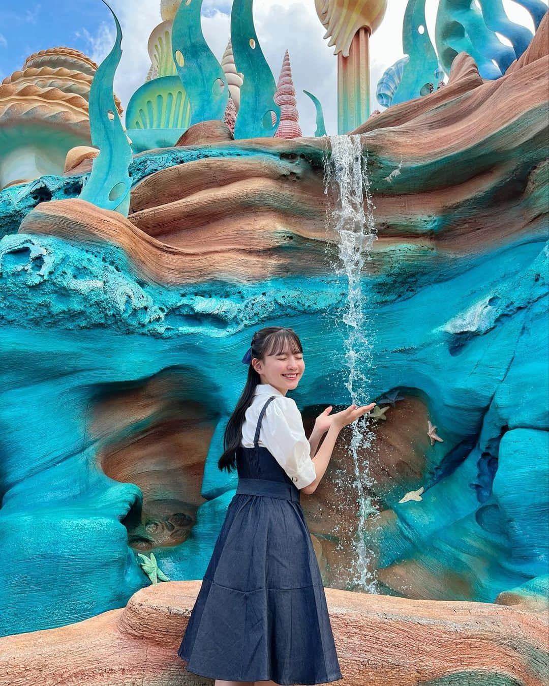 河村ここあさんのインスタグラム写真 - (河村ここあInstagram)「🐚‎DisneySea🐚‎  (少し前ですが...) リトルマーメイドの キス・ザ・ガールを イメージしてみました🪸 このワンピース めちゃくちゃ形綺麗でした！  実写のリトルマーメイドを見てから このコーデしたいなぁと思ってました🫧  ディズニー100周年 おめでとうございます🎉🤍  🫧𓂃 𓈒𓂂𓏸 今日でやっと 中間テストや模試が終わりました♡ DMでみんなも頑張ってるから 私も頑張れました🙌🏻ありがとう🫶🏻🤍」10月25日 22時00分 - kawamura_kokoa